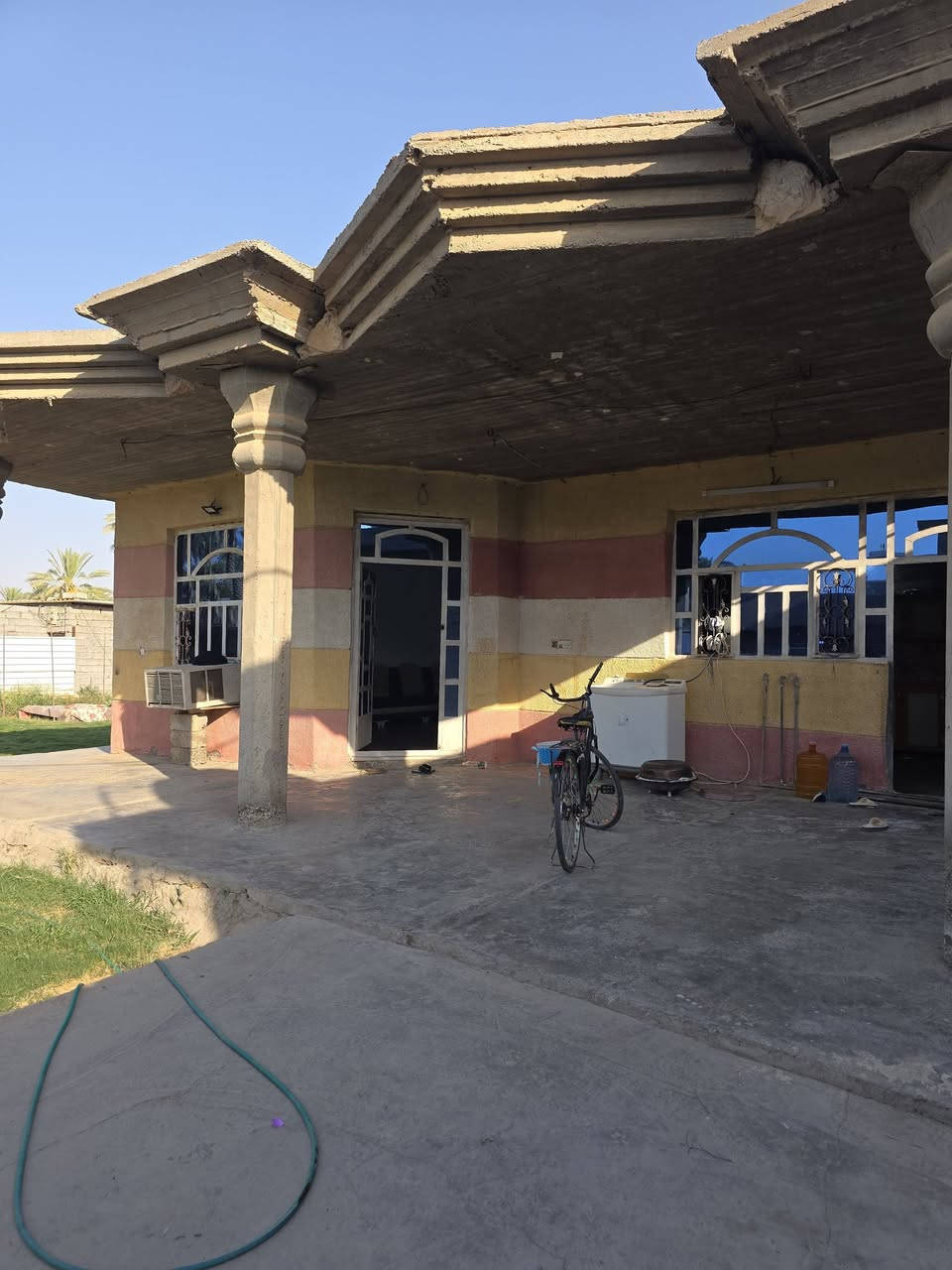 السلام عليكم ورحمة الله وبركاتة 
متابعينا الكرام 👋🏠
🏠دار للبيع المساحه 700م الواجهة 28.50ونزال 24.50يحتوي الدار على 4غرف منام وصالة ومطبخ وصحيات داخليه وخارجيه وحديقه🌱🏞 كبيره بجانب البيت صنف الأرص ملك صرف زراعي 🛣العنوان بغداد شاطئ التاجي مزرفه وحصيوه قرية البشاوي‼️‼️ 
للاستفسار الاتصال على الارقام الاتيه 
كورك واتساب  ***********📞
اسيا ***********📞
مكتب ديرتنا للعقار 🏢

