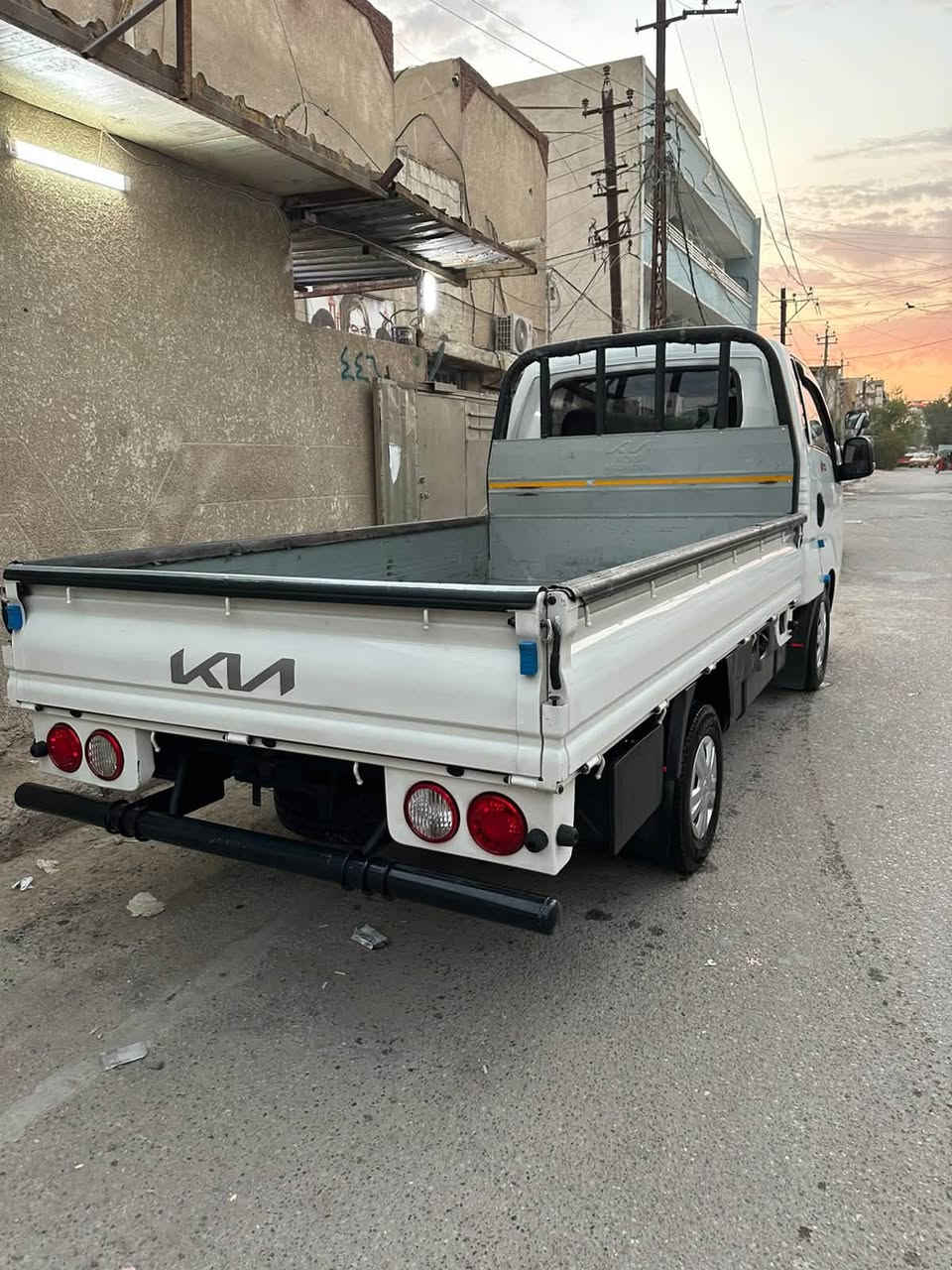 سلام عليكم كيا 2700للبيع فقط موديل 2025كفالة عامة من كلشي ماشية 40الف مكاني البياع معروضة 162.        ***********
