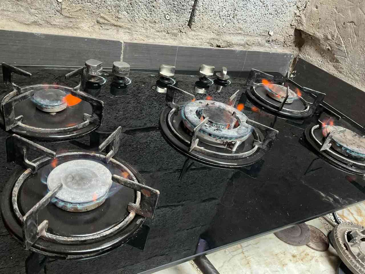 طباخ غاز زجاجي 5 عيون للبيع 
سطح زجاج أسود أنيق
مناسب للطبخ اليومي وجميع العيون تعمل مستخدم شهرين 
90 في 50 سم
السعر: 60 ألف دينار
واتساب : ***********
