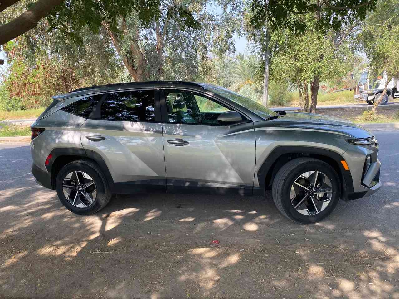 توسان فئة SEL  موديل  Hyundai Tucson 2025 
وارد أمريكي بدون ارباك بدون صبغ بدون تبديل  
بدون رقم
المواصفات
المحرك

* 2.5 لتر 4 سلندر
* 187 حصان
* قير أوتوماتيك   

التجهيزات الخارجية

* الويل  18 إنج مع تخم تاير جديد
* ليتات LED كاملة
* مرايا كهربائية مدفأة
* فتح باب بالبصمة
* باب خلفي كهربائي Smart Liftgate

الداخلية

* شاشة 12.3 إنج
* شاحن لاسلكي
* تشغيل بصمة
* مقعد السائق كهربائي 
* تكييف أوتوماتيك مزدوج
* USB-C خلفي للأهل أو الأطفال  

أنظمة الأمان

* رادار أمامي
* مثبت سرعة ذكي
* تنبيه النقطة العمياء
* المحافظة على المسار
* فرملة طوارئ
* كاميرا خلفية
* تحذير حركة خلفية  
* *********** المحاويل, بابل
