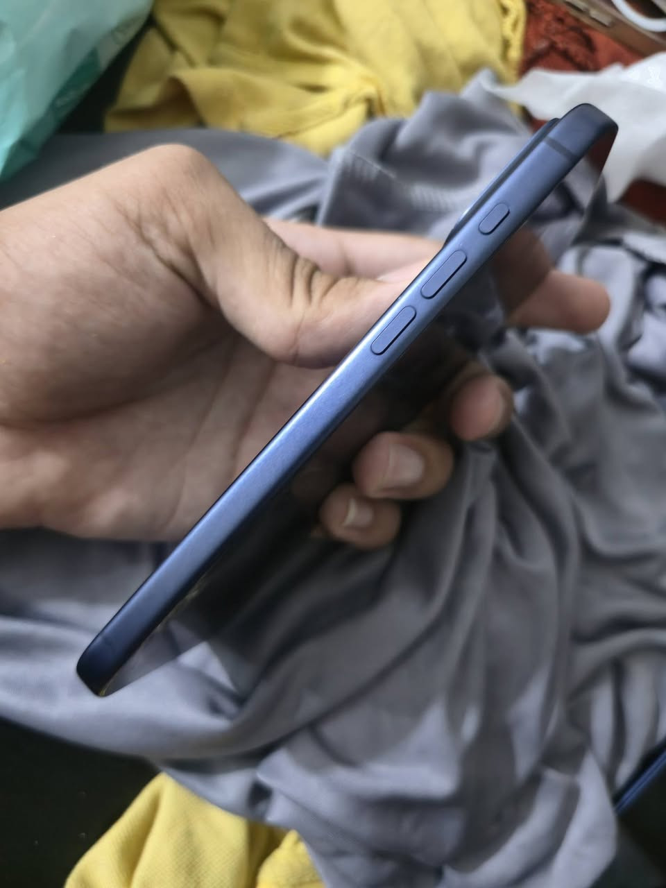 للبيع: iPhone 17 Pro Max (نسخة أمريكية LL/A)
* الذاكرة: 256GB
 * اللون: أزرق
 * الحالة: مفتوح رسمي على جميع الشبكات (يدعم eSIM حتى 8 شرائح، وتشغيل شريحتين في نفس الوقت).
 * البطارية: 100%
 * الضمان: ضمان Apple ساري لغاية 09/11/2026.
 * الحالة الفنية: الجهاز وكالة، لم يُفتح، لم يُفك، ولم يُغير فيه أي شيء سابقاً. الشاشة فيها ضرر، والجهاز يُباع على حالته بدون شاشة.
 * المرفقات: الجهاز فقط بدون كرتون أو ملحقات.
 * الموقع: بغداد – البياع
 * السعر: 1,200,000 دينار (نهائي غير قابل للتفاوض)
 * للتواصل: ***********
(الرجاء الاتصال للجادين فقط)
