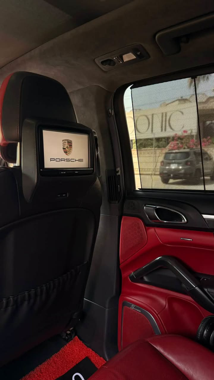السلام عليكم 
انضف بورش suv بالعراق كايين s 2014 مكفولة كفالة عامة خليجية السيارة فول مواصفات مكينة + كير على وضع الشركة v8 تنفس طبيعي  

- اللون عنابي نيلي ( مميز ) 
- رادار امامي 
- رادار خلفي 
- ماشيه 130 الف كيلو 
- كامرة 
- حساسات 
- تضليل بالسنوية من مرور سليمانية 
- مري شفط 
- جكات ٣ وضعيات 
- ثلاث وضعيات قيادة ( normal - sport - eco ) 
- قيادة مريحة وسلسلة 
- محرك وكير كفالة على وضع الشركة برغي واحد ممفتوح + المحرك المرغوب والاقل تعقيداً v8 تنفس طبيعي 
- تبريد 8 قطع بارد جداً 
- مساج كشنات 
- تبريد كشنات 
- تدفئة كشنات 
- لون الكشنات احمر جلد طبيعي اصلي 
- السقف كنتارا اصلي 
- المقابض كاربون فايبر اصلي 
- الستيرن كاربون فايبر اصلي 
- شفتات بالستيرن 
- تدفئة ستيرن 
- وضعيات كهربائية مختلفة للكشنات + خزن 3 حركات 
- بنوراما فتحتين 
- نظام الملاحة 
- بردات خلفية 
- تحكم منفرد بالمقصورة الامامية للجهتين 
- تلفون خاص بالشركة 
- سماعات رأس البورش الاصلية 
- سستم سماعات  Burmester High-End Surround Sound اقوى سستم بالعالم يجي 16 سماعة 
- صندوق كهرباء 
- السيارة جاهزة تاخذ وتروح بيها لالمانية اذا وكفتك تعال رجعها اي نقص مابيها من صدر ودهن وفلاتر 

هذه الفئة بيها كلش هواي مواصفات ذكرت فقط التفاصيل الي نبحث عليهن احنه 

اما سعر السيارة فمستحيل تلكي هل سعر بهيج نظافة 
السعر ب265$ ورقه وبيه مجال بسيط
مكان السياره بغداد
واي استفسار اني حاضر

***********

0772434635

( محمد الصعب )
