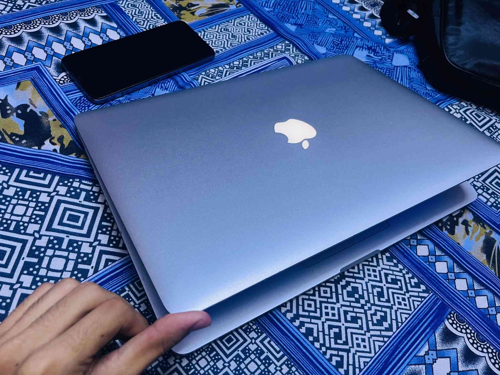 💰  السعر: 320,000 د.ع قفل—
معندي توصيل

📍 بغداد

المواصفات: • Intel Core i7-4HQ
• RAM 16GB
• SSD 256GB
• شاشة 15.6-inch
• البطارية بحالة طبيعية
• الجهاز نظيف جداً والاستخدام عليه خفيف

🖥️ ملاحظة: توجد مشكلة/آثار خفيفة داخل الشاشة، لكنها لا تؤثر بشكل كبير على الاستخدام اليومي، ويمكن ملاحظتها أكثر على الخلفيات الفاتحة.

الجهاز شغال بشكل طبيعي ومثبت عليه macOS Monterey.

📞 للتواصل: ***********
او خاص بس اتاخر بالرد مرات

نص مكتوب في الصور:
- Haiji_Moon Enter Password