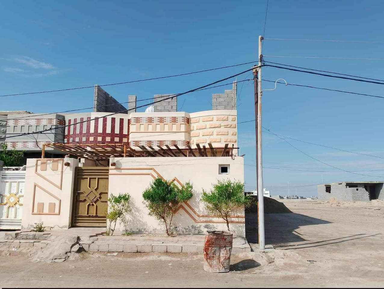 بيت للبيع  فول كله سيراميك جاهز مساحته 150 الفلوجه قريه المختار بالشارع المقابل معمل الطرشي قريب ع شارع الرئيسي
❓حاليا مأجر ب250 الف شهريأ 

شارع الفرعي 10 والشارع البصفه 15 خلفه مدرسه وامام الدار حديقه 

الطابق الاول// غرفه نوم + ديوانيه + صاله + مطبخ + طرمه 
+ حديقه + صحيات داخل وخارج 

الطابق الثاني نص مسكف ونص بعده غرفتين وصاله ومطبخ 

عقد زراعي ماشين بالمعامله مالته يعني شغلته مضبوطه 

السعر // 60 مليون وقابل للتفاوض 

اللاستفسار الاتصال ع الرقم // ***********
بيت للبيع  فول كله سيراميك جاهز مساحته 150 الفلوجه قريه المختار بالشارع المقابل معمل الطرشي قريب ع شارع الرئيسي
