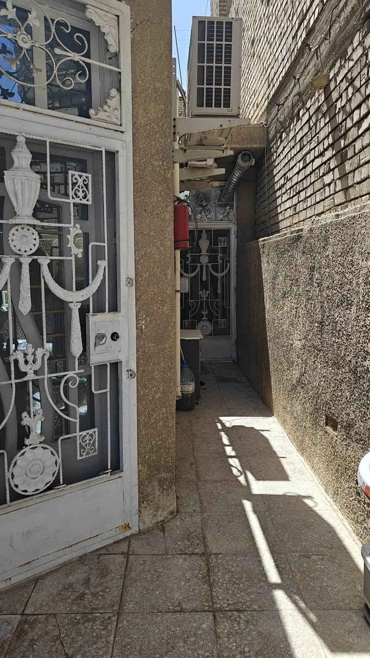 السلام عليكم 
بيت 100 متر  5x20  طابق واحد زراعي حجي جعفر فرع مدرسة البستان قرب اسواق حازم 
خدمات كاملة تبليط مجاري مي محولتين كهرباء 
البيت بدون شتايكر وستارة
الكاشي مثل مموضح بالصورة واكو مكانات بيهه رطوبة
للاستفسار ***********
السعر 100 مليون
