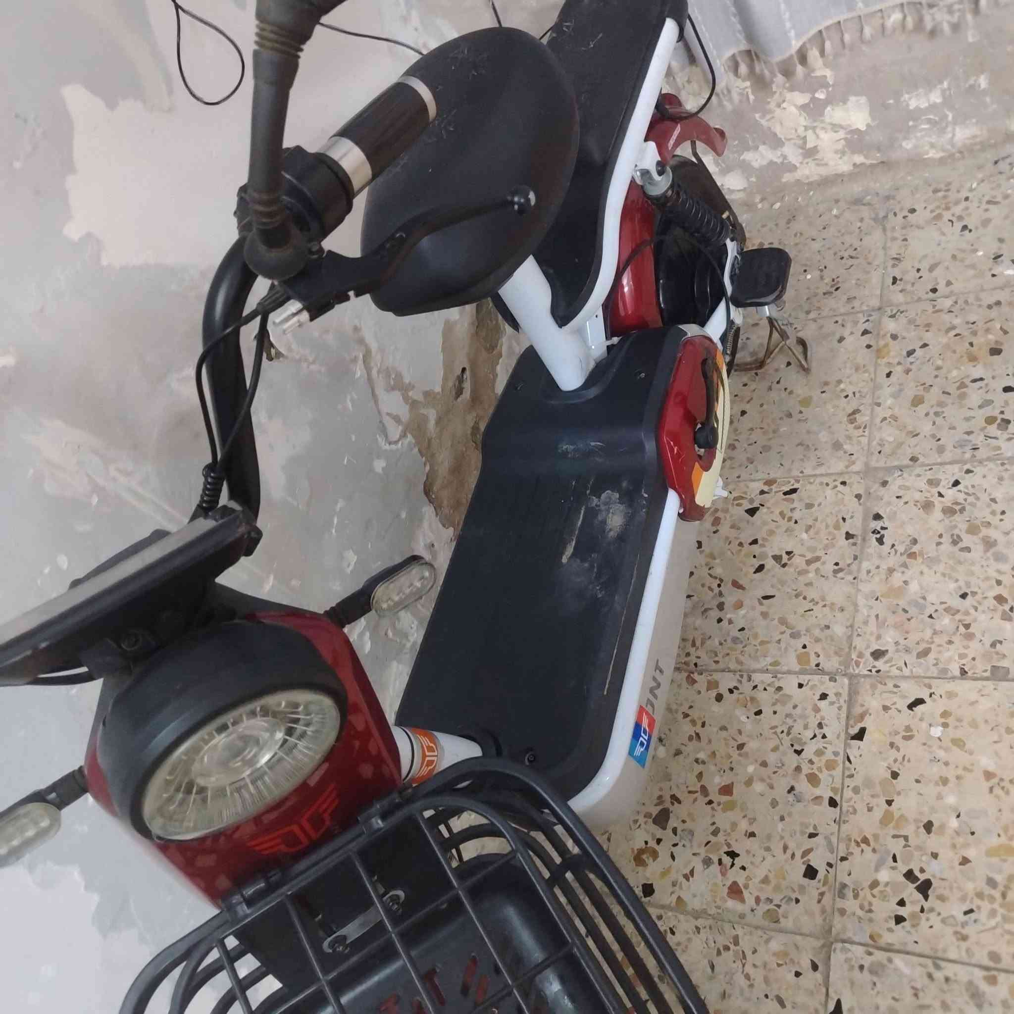 سلام عليكم شباب دراجه شحن جديد حجم 14 نظيفه وا بطاريات على فحص كامله وا مكمله سعره 250 بيه مجال حك جيه عنواني بغداد جميله شارع خير الله رقمي ***********
