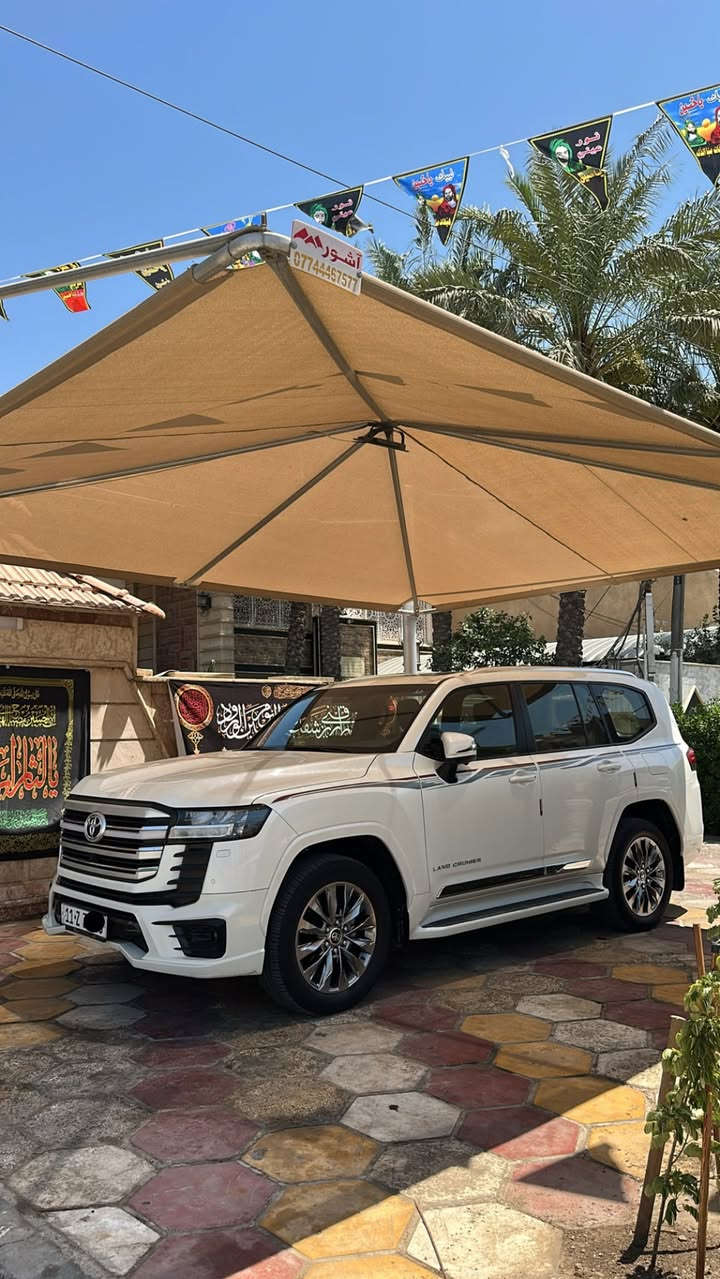 السلام عليكم للبيع فقط
لاندكروز موديل 24 بريم
مواصفات Limited :
داخل VX بلادي 
كاميرات محيطيه 360 درجه
شاشه تدعم Apple Carplay
سايد بريك كهربائي 
ومواصفات الـ Limited المعروفه
السياره كفاله عامه 
السعر 69,000$ وبيها مجال بسيط
مكاني زيونه 
رقمي : ***********
