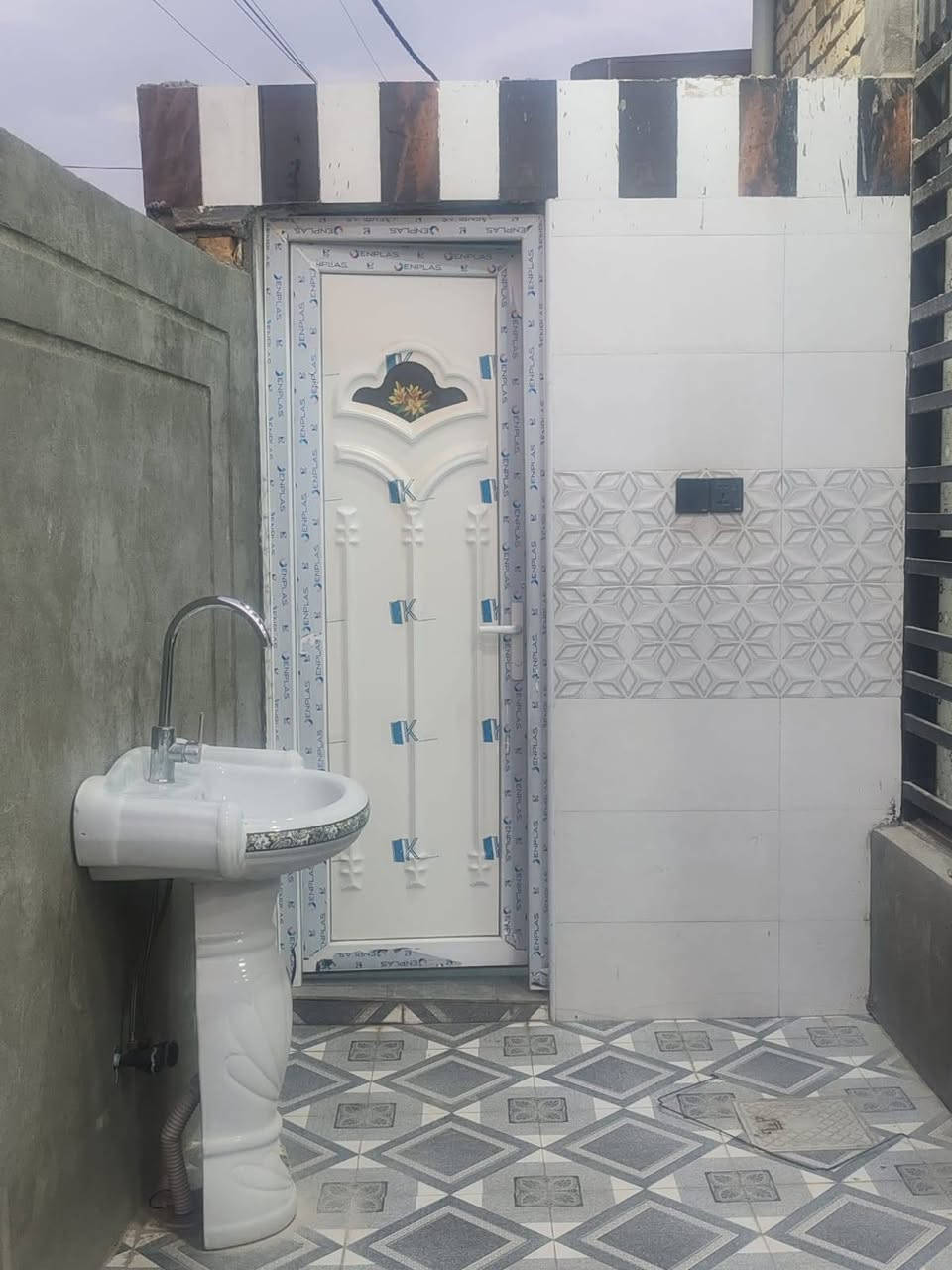 السلام عليكم
بيت طابو زراعي سند ٢٥
المساحه ١٥٠ متر
بناء حديث صب كونكريت مسلح يتكون من غرفتين وصاله ومطبخ وصحيات داخليه وخارجيه 
بيت بناء درجه اولا 
يعني متعوب عليه 
السعر ٧٨ مليون وبيه مجال
شارع علي قماره  مقابيل اسواق حسون للتفاوض للاستفسار والاتصال على الرقم التالي ***********او مراجعه مكتب دلاليه سيد عيد للعقارات شارع ٦٠ مجاور سلوان ابو الكاشي مقابيل اسواق ابو العبد شارع علي قماره
