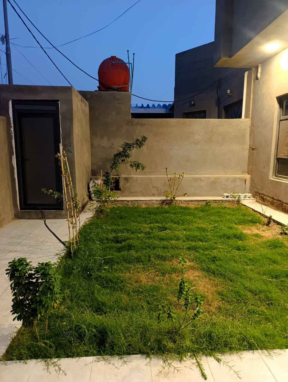 دار  للبيع – دار طابو صرف
🏠 دار للبيع في الشافعية قرب معمل الاعلاف نزلة حسينيه عبد الزهرة الكعبي 
يبعد 100 متر عن الشارع العام 
📐 المساحة: 250 متر
📄 السند: طابو صرف 
مطلوب  اسكان 45 مليون
🔹 تفاصيل الدار:
بناء جديد 2025 
كونكريت مسلح 
2 غرف نوم
كليدور
صالة
مطبخ ( حار وبارد+
براني
صحيات داخلية
صحيات خارجية
شبابيك المنيوم
سقوف جبسن بورد 
ملاحظة الاسكان يبقه عليه اني اتكفل بي وحاضر لأي ضمانات للاستفسار خاص او الاتصال ***********
