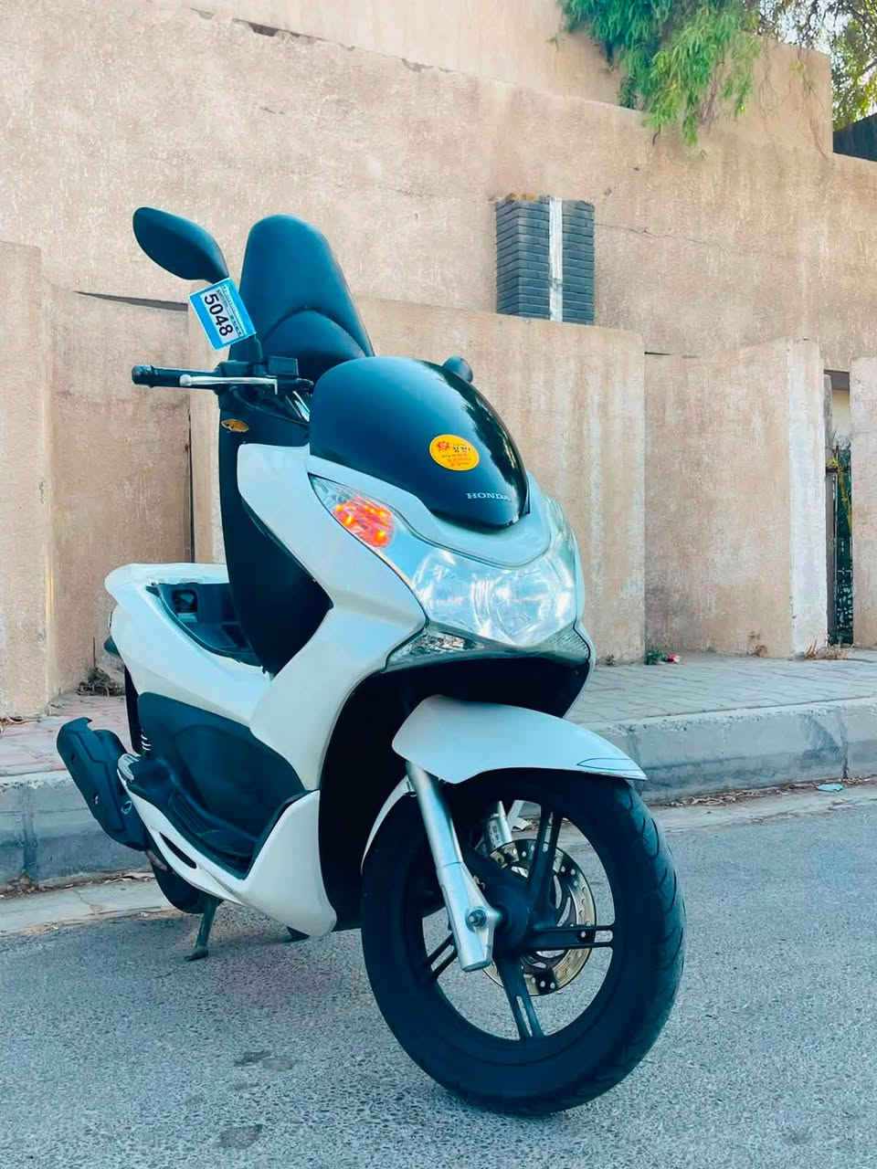 السلام عليكم دراجه pcx جيل الاول ياباني  دراجه مكفوله كفاله عامه مال رمبه حساس ازدحام حساس ستان تتدفئة بل يدات لد أمام لد خلفي مكينه برغي ممفتوح بيه شلعه معدل فول مال جناي دراجه طتتعب تكول جديده على ايدي شرط على فحص الرمبه بيه السعر مليونو500الف العنوان بغداد الكرخ الأتصال على الرقم ***********
