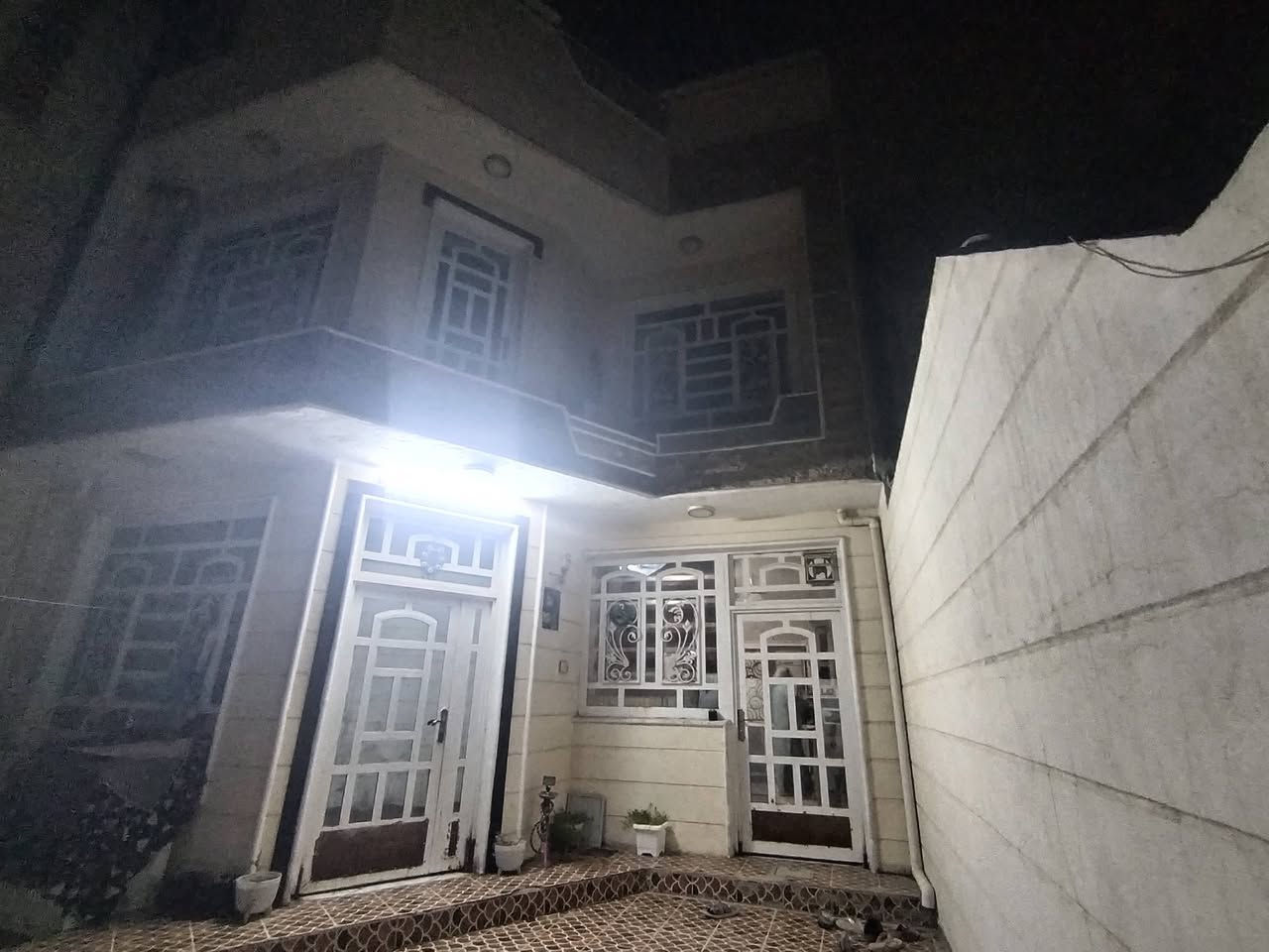 السلام عليكم يوجد بيت طابقين للبيع المكان المهندسين بشارع العميدي  مساحه البيت 140 متر طابوصرف البيت صاير ع ساحه البيت عالي عن  الشارع البيت جاهز مابيه كل نقص سنه البناء 2014 والبيت نطيف كلش) (الااستفسار الااتصال ع الرقم *********** بيه واتساب))
