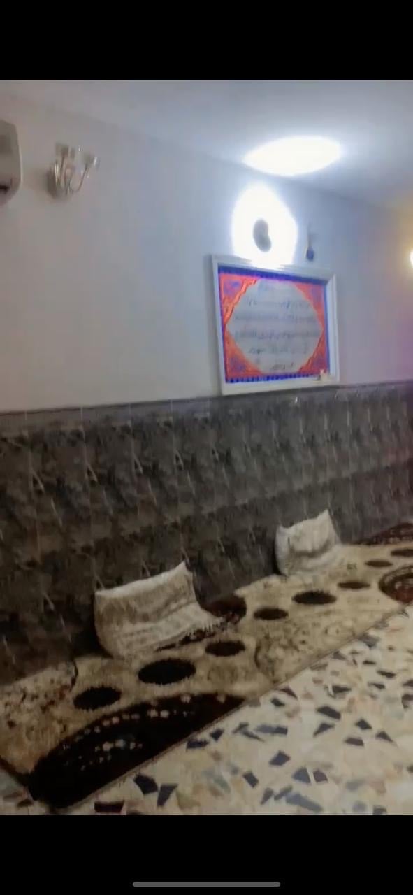 بيت للبيع طابو صرف  
مساحه:200 .واجهة 10. نزال 20 
عنوان: العبيدي شارع المحافظ قرب ملعب احمد جار الله 
طابقين : 
الطابق الاول :يحتوي 3مداخل استقبال كبيره وهول كبير معزول وممر  وصاله درج وغرفه نوم مع مطبخ كبير وحمام وترك خلفي 
الطابق الثاني :غرفتين نوم وحمام وصاله وسطحين  
البناء مررم حديثاً