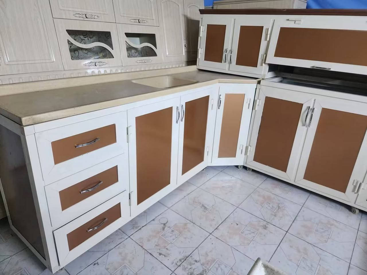 مستخدم شي قليل المنيوم نوع ثقيل
قياس مترين و40 ارضي وملحق 
و مترين و60 سم 
عنوان اربي

نص مكتوب في الصور:
- مطابخ الأمير
- كاونتر مستخدم
- ***********