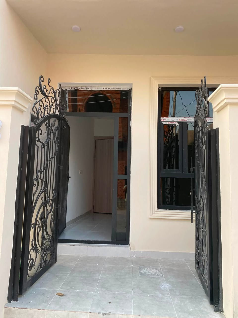 🏡 دار للبيع – بعقوبة / الكورنيش

فرصة مميزة لامتلاك دار في موقع حيوي ومخدّم بالكامل.

📍 الموقع: بعقوبة – الكورنيش
📐 المساحة: 67 م²
📏 الواجهة: 4.5 متر
🏢 عدد الطوابق: 3 طوابق

تفاصيل الدار:

* 3 غرف نوم
* دورتا مياه
* الطابق الثالث يحتوي على مخزن وغرفة غسيل
* عرض الشارع 10 أمتار
* جميع الخدمات متوفرة

📄 نوع السند: زراعي – سند 25

💰 السعر:  125مليون  وقابل للتفاوض للجادين.

📞 للاستفسار والمعاينة:
***********
