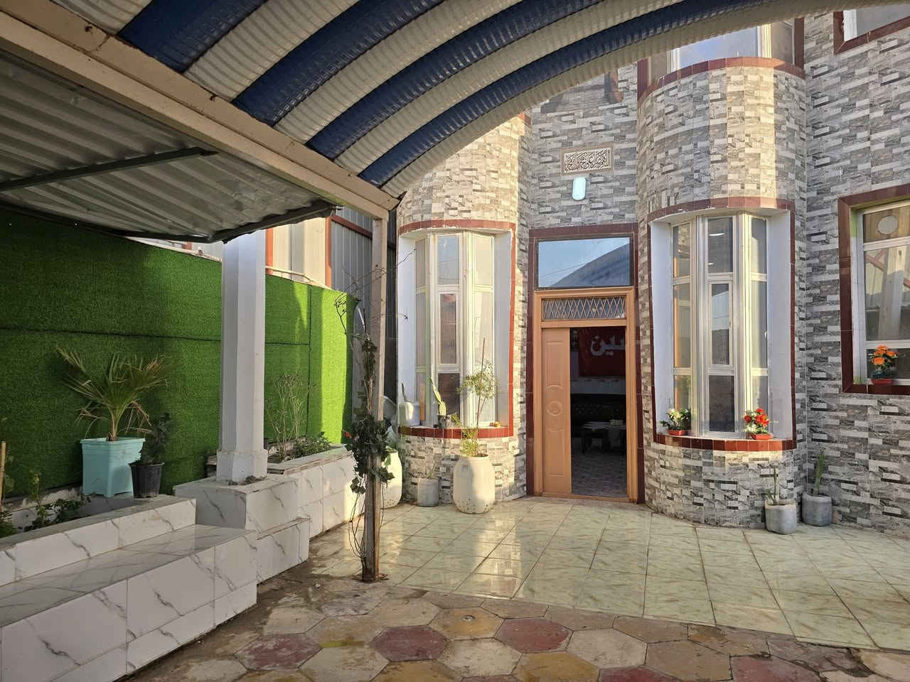 🏡 بيت للبيع – قضاء السوير (مركز القضاء)
🔹 بيت طابقين ركن
🔹 مقابل منتزه
🔹 قريب من:
3 مدارس 
ثانوية بنات و
مدرستين ابتدائية
📐 المساحة:
مساحة الأرض: 330 م²
مساحة البناء: 200 م²
🧱 تفاصيل البناء:
🔸 الطابق الأول:
غرفتين نوم
غرفة ماستر كاملة الخدمات (6 * 4 م²)
غرفة ثانية (5 * 4 م²)
استقبال
مجمع صحيات داخلي
مطبخ
براني بمساحة 7×4 م
مجمع صحيات خارجي
🔸 الطابق الثاني:
3 غرف نوم
غرفة ماستر (6 * 4 م²)
غرفة ثانية (5 * 4 م²)
غرفة ثالثة (7 * 4 م)
استقبال
صحيات
سعر البيع 160مجال بسيط
يرهم مراوس بعقار بالسماوة بيت او قطعة
🏪 مميزات إضافية:
محل خارجي مستقل
وللتواصل مع صاحب البيت مباشر الأتصال على الأرقام التالية ..
***********
***********
