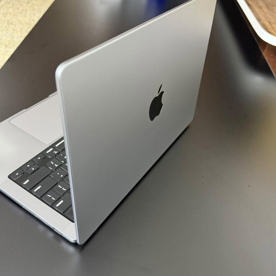 ماك بوك m1pro شريحهPro لون سبيس قري  نظيفف استعمال شخصي ويا شاحنه اصليه وكيبل اصلي ويا جنطه اصليه امريكيه وجلاد كيبورد حمايه اصلي وكفر شفاف سلم اصلي  السعرمليون و400   وبي مجال بسيط *********** بي ضمان 
Ram16 gb 
512tb
14 inch 
88🔋￼
