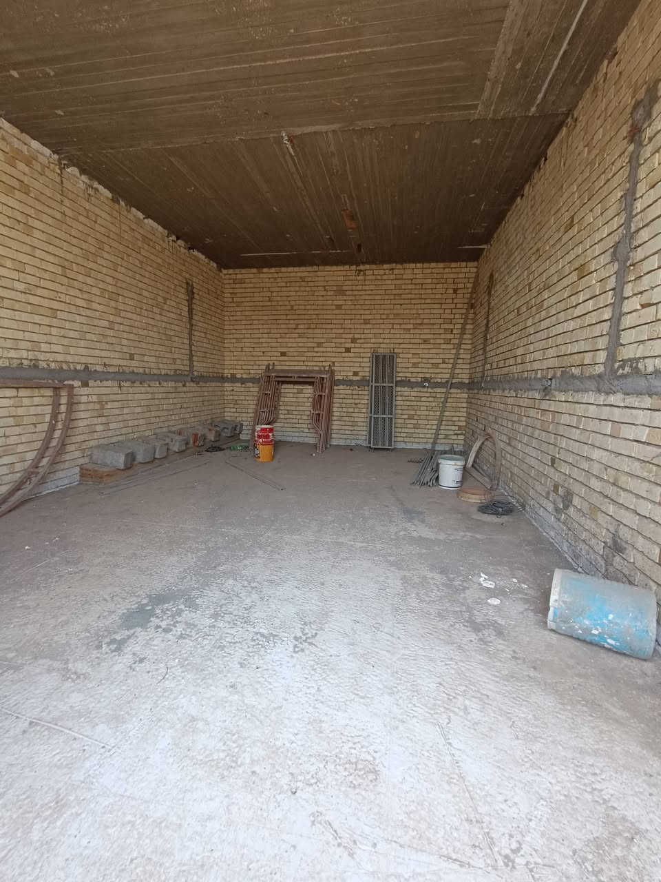بسم الله الرحمن الرحيم
دار للبيع المساحة ٤٠٠ متر 
ركن على شارع ٨ تبليط 
مي وكهرباء واصل 
عقد زراعي طابو ٢٥ مروج معاملة تغيير جنس العقار من زراعي لطابو صرف 
بناء حديث سنة ٢٠٢٥ يحتوي على غرفتين نوم وصالة كبيرة واستقبال ومطبخ ومناور عدد ٢ حمام داخلي وخارجي 
مطبك كاشي والحمامات مطبكه سيراميك وكذلك المطبخ مطبك سيراميك ومأسس كهرباء كل البيت 
السعر المطلوب ٩٥ مليون وبيه مجال
الموقع الفلوجة حي السلام (البچويلة ) خلف الديزلات مقابل واطئة الكلفة 
 للتواصل 
***********
***********
