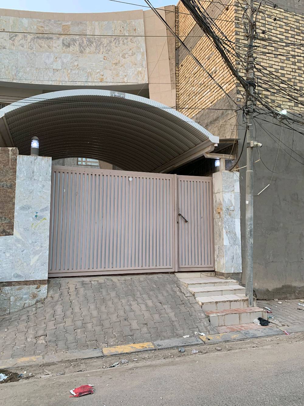🏡 للبيع دار سكنية مميزة في النجف الأشرف 🏡

📍 الموقع:  حي المهندسين – بالقرب من شارع الجنة
📐 المساحة: 300 متر مربع

✨ موقع مميز جداً ومناسب للسكن العائلي، بمنطقة مرغوبة وقريبة من الخدمات والمناطق الحيوية.

🔑 فرصة ممتازة للسكن أو الاستثمار.

💰 السعر: يحدد عند التواصل
📞 للاستفسار والتواصل: [رقم الهاتف ***********]

الجادين فقط، مع التقدير 🌹
شكد عمر الدار تقريباً؟ وشنو نوع البناء والتشطيب من جوه: كونكريت/طابوق، ومرمر/سيراميك/جبسن بورد لو لا؟: 
2017
كم طابق بيها، وشكد عدد غرف النوم والصالات والمطابخ والحمامات؟: 
2
شنو نوع السند/الطابو؟ وهل الدار جاهزة للسكن لو تحتاج شوية تصليحات أو صيانة؟: 
جاهز