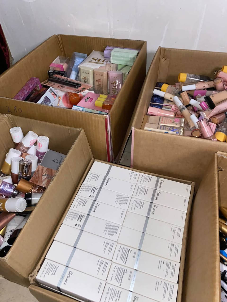 شلعه مكياج كللللشي بيها 1800 قطعه  كارتون حمر وكلوسات وكارتون اساسيات من فاونديشن وبرايمر وكونسيلر وكارتون باليتات وباودر وبلشرات وكارتون مسكارات وايلاينر وكارتون اضاءه كارتون سيروم اوردنري و3 كراتين مشكل كلشي بيهم مكرتن ومغلف مزيل مكياج ومثبت مكياج وغسول بشره ومرطبات وصابون بشره واظافر وبيهم ماركه شيكلام 
للاستفسار على الواتس : ***********
@إشارة
