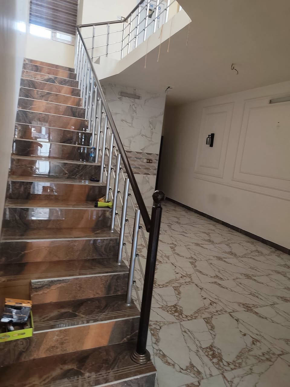 🏠 بيت للايجار - بعقوبة /(اليرموك الاولى) -كاطون الرحمة

بيت جديد ونظيف وجاهز للسكن الفوري
المساحة 100 متر (عرض 5 متر)
مجاور متنزه الرحمة وقرب مسجد أنوار الكعبة

التقسيم:
الطابق الارضي: استقبال + مطبخ + صالة + غرفة نوم + صحيات مشتركة
الطابق الاول: غرفتين نوم + صحيات

المواصفات:
✔ مضخة ماء (ماطور مي)
✔ سخان
✔ خزان ماء عدد 2
✔ خط مولد المنطقة
✔ خط انترنت ضوئي

العنوان: ديالى - بعقوبة - كاطون الرحمة(اليرموك الاولى) - مجاور متنزه الرحمة - قرب مسجد أنوار الكعبة - ثاني شارع على اليمين - ثالث بيت على اليمين

سعر الايجار: 400 ألف دينار شهرياً
الماء والكهرباء على المؤجر
يؤجر لعائلة صغيرة فقط

للاستفسار: ***********
