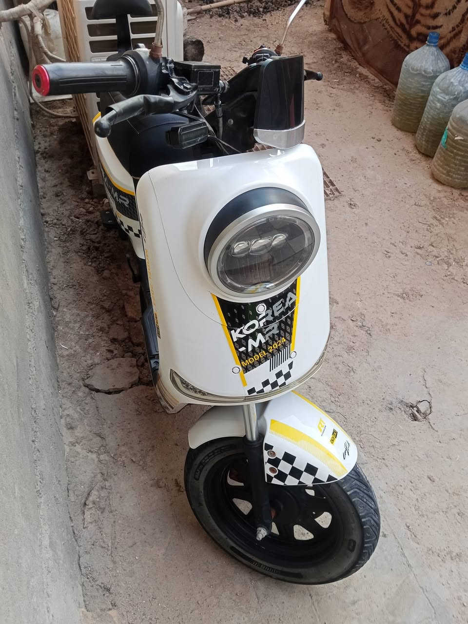 R11 للبيع
نضيفه وبلاديه بطارياتها بيهن انتفاخ قليل وشغاله كلشي مابيها وين ماتحب روح بيها وماتصرف 
كل كهربائياتها شغاله 
ومابيها نقص ابد سعرها 400 الف وبيها مجال كلش كلش قليل 
جماعة ال 350 رجائن لاتشلع كلبي 
العنوان بصره ابو الخصيب مقابيل صناعية حمدان 
الرقم ***********
