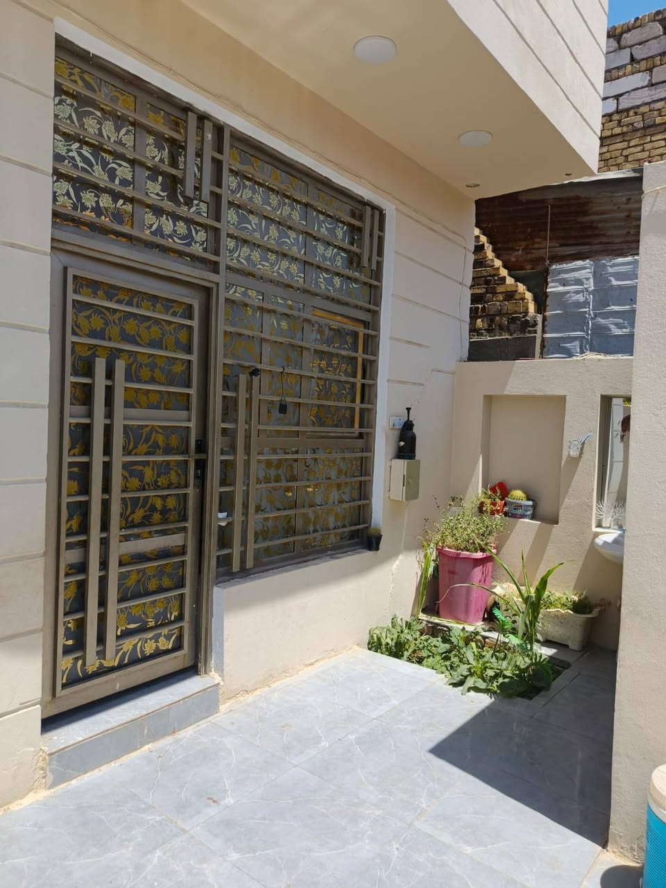 السلام عليكم بيت 210 متر طابو صرف مطلوب مبادره ٤٥ بل يد ٨٥ المبادره تسدد ٢٥٠ الشهر البيت مقسوم نصين غرفتين جوه وغرفه فوك ينباع بيت واحد الان طابو واحد واجه ١١ متر *********** حي العسكري ٢ خلف جامع الحسين شارع الخباطات الصب ٥ بيت عن الشارع الصب
