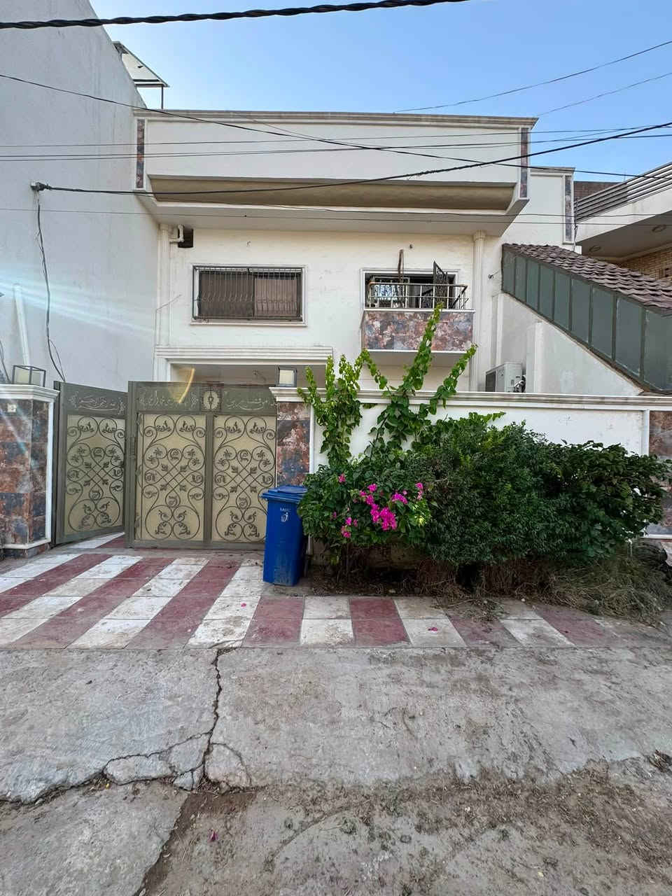 � بيت للإيجار  في الجمعية  – ساحة محمد نوري(مؤثث بالكامل  )

📍 الموقع: منطقة الجمعية – سنتر مدينة الحلة
✨ منطقة مخدومة بالكامل وقريبة من جميع الخدمات

🔹 مساحة الدار: 200 متر
🔹 بناء جديد 
🔹 يحتوي على:
🚗 كراج سيارة
🌳 حديقة
🛋️ استقبال
🍽️ مطبخ
🛏️ ثلاث غرف نوم
🚿 مجمع صحيات داخلي
🚻 مجمع صحيات خارجي

📞 للاستفسار:
علي عذاب
 ***********واتساب فقط 🌷
***********متوفر 

🏢 أو زيارة مكتب الشمري الكائن في نادر الثانية – شارع الخدمي خلف فاملي مول
