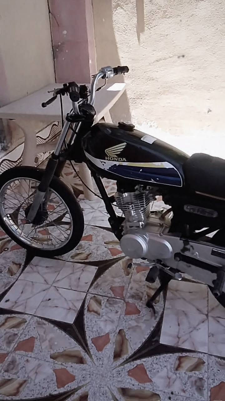 السلام عليكم دراجه مكفوله كفاله عامه محركها مفتوحه بس والفات والسعر 450 ()***********
