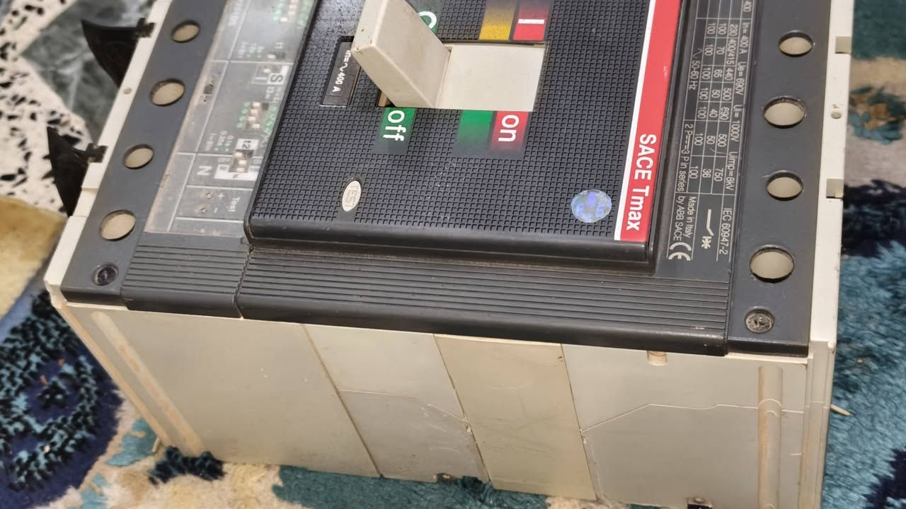 سلام عليكم قاطع دوره عيار صناعي من شركة ABB طراز SACE Tmax T5H 400 بقيمة تيليارية تقنينية تبلغ 400 أمبير ووحدة إلكترونية PR221DS. للبيع تصال *********** سعر 250
