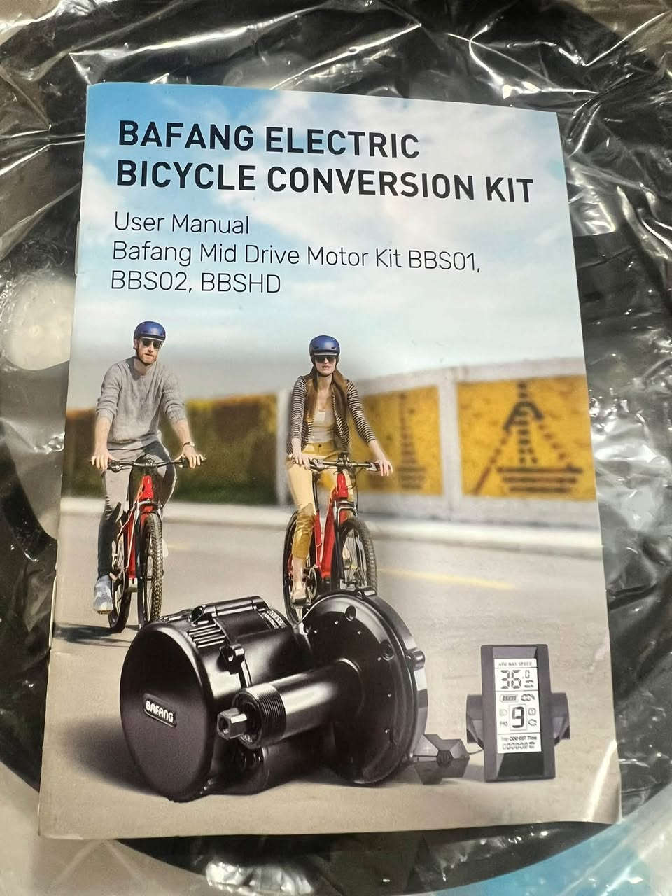 :✨ طقم محرك بافانج وسطي (BAFANG Mid-Drive) بقوة 250 واط - جديد زيرو ✨السلام عليكم شباب، متوفر عندي أرقى نظام تعديل للدراجات الكهربائية عالمياً، محرك وسطي (Mid-Drive) من شركة BAFANG الأصلية. الطقم جديد تماماً (زيرو) ولم يركب على دراجة من قبل.📋  يركب مكان الدواسات (السنتر)، يعطيك أفضل توزيع وزن وثبات للدراجة  القوة: 250 واط (اقتصادي جداً في استهلاك البطارية، ومطابق للمواصفات القانونية) .الملحقات المرفقة: العقل (مدمج)، الضفيرة الكاملة، هندل السرعة (الخانق)، وحساس السرعة، والشاشة الذكية مع كامل ملحقات التركيب والبراغي 🌟 مميزات المحرك الوسطي 250 واط:جديد زيرو: تأخذه وأنت مطمئن كفالة ونظافة 100%.توفير هائل بالطاقة: يمشيك مسافات طويلة جداً بالبطارية لأنه يركز على مساعدة الدواسات وعزم التروس.تشغيل ناعم وصامت تماماً بدون أي صوت أو اهتزاز.📍 المكان: السليمانية : للتواصل والاستفسار يرجى إرسال رسالة على الخاص أو الاتصال على الرقم: (***********)
