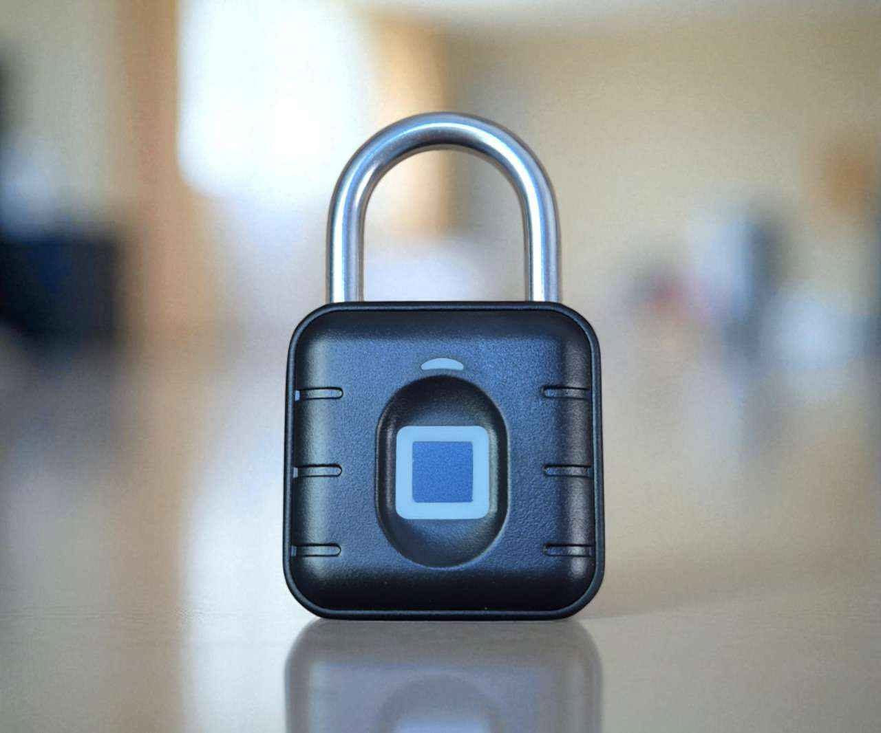 قفل بصمة 
ماركه Fingerprint padlock
يوجد توصيل جميع محافظات العراق
*********** 

الاستخدامات 

حماية الخزانات، الأدراج، والشنط.

مناسب للأبواب الصغيرة، خزائن المكاتب، وصناديق التخزين.

مثالي للسفر والاستخدام اليومي.

المميزات

يعمل ببصمة الإصبع فقط (بدون مفتاح).

إمكانية تسجيل حتى 20 بصمة مختلفة.

مقاوم للماء والغبار بمعيار IP67.

بطارية قابلة للاستبدال (CR2032) مع مدة عمل تصل إلى 12 شهرًا.

حجم مدمج وأنيق، سهل الحمل والاستخدام.

محتويات الصندوق

قفل البصمة.

بطارية داخلية مثبتة.

دليل الاستخدام.

*طريقة حفظ البصمة

1. اضغط باستمرار حوالي 5 ثوانٍ على المستشعر حتى يضيء باللون الأزرق.
2. ضع الإصبع المراد تسجيله عدة مرات على المستشعر حتى ينطفئ الضوء.
3. تم حفظ البصمة بنجاح.

طريقة مسح جميع البصمات

1. ضع إصبعًا مسجلًا على المستشعر واستمر بالضغط.
2. سيتغير لون الإضاءة من أزرق → أبيض → أحمر.
3. ارفع الإصبع عند ظهور اللون الأحمر.
4. تم مسح جميع البصمات وإعادة القفل للوضع الافتراضي.

الأبعاد

أبعاد الغلاف: 13 × 9 × 3 سم كركوك, العراق
