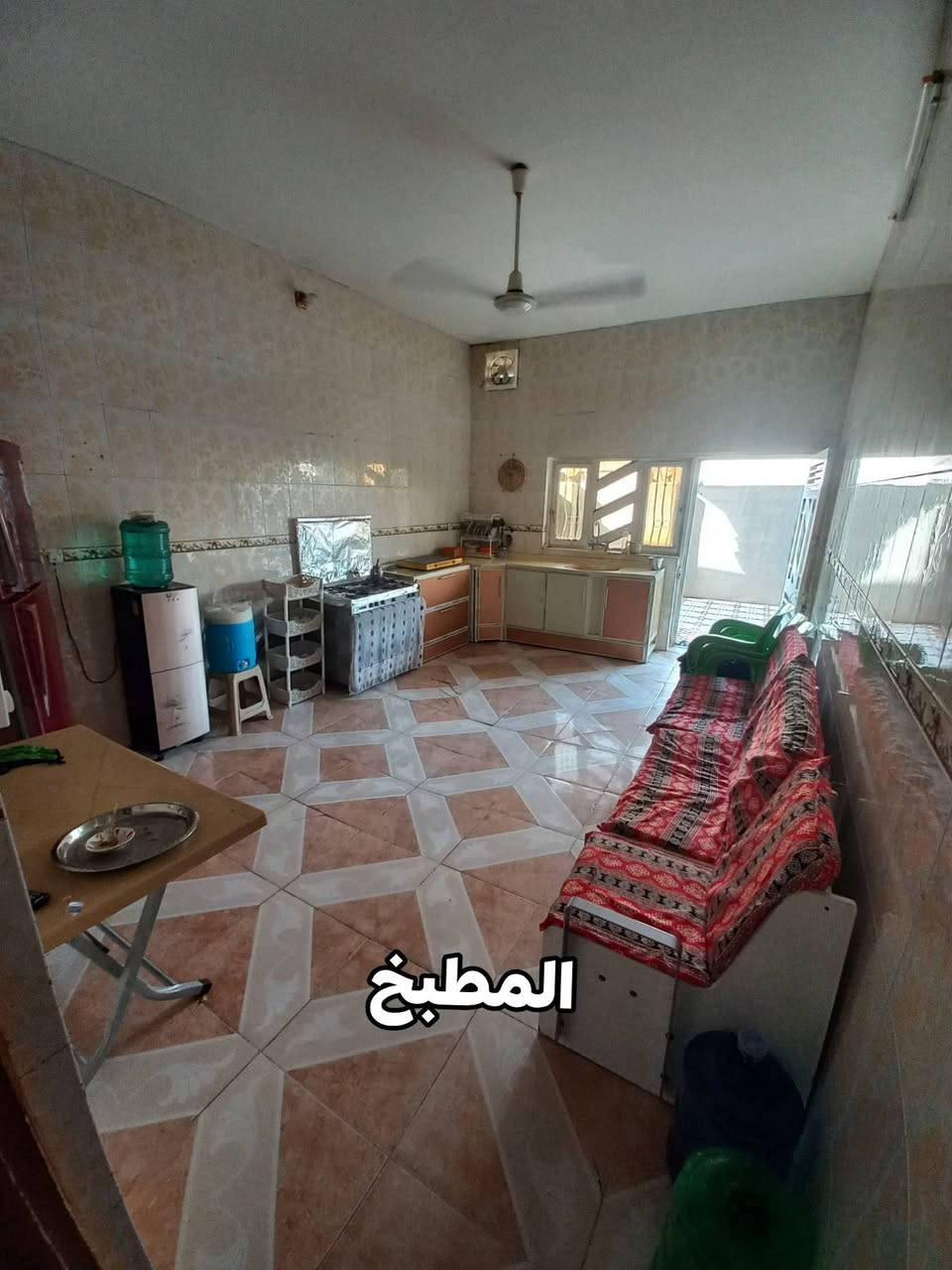 السلام عليكم
بيت بشارع عشرين 

طابو صرف 

الشارع تبليط فول خدمات 

المساحه 200 وبي زايد 
 
غرفه نوم 3 ولغرفه الفوك حمام بيه .. ستقبال.. ومطبخ.. وحمام داخل البيت.. وتواليت خارجي..  وصاله ولخريطه مالته حلوه 

السعر 250 وبي مجال 
. 
.. للستفسار ***********

