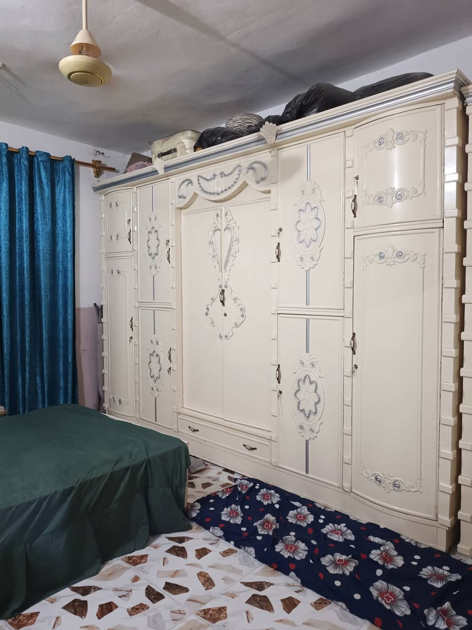 غرفه احطاطه نجاره عراقي صبغ سيارات حراري لون حليبي كنتور ابو ١٠ بوب مقطع زاويا مفصوله عن الكنتور مستخدمه ست اشهر للبيع نصافه فول جديد عنوان المفرك قرية الحاج ناصر رقم الهاتف *********** مكلف بلنشر السعر مليون ونص بيها مجال
