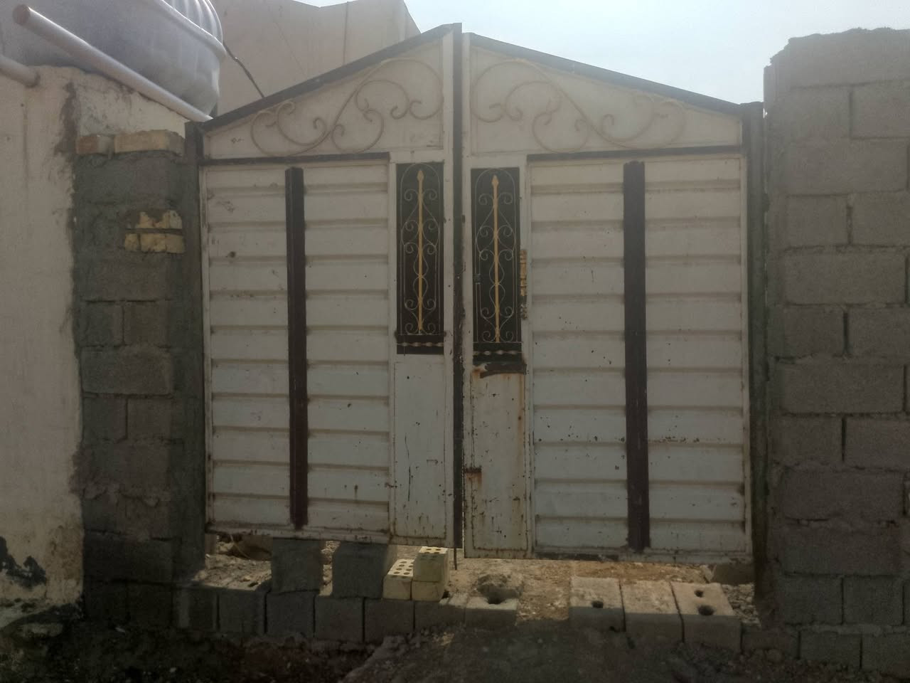 باب حوش • مترين ونص • حديد ثقيل