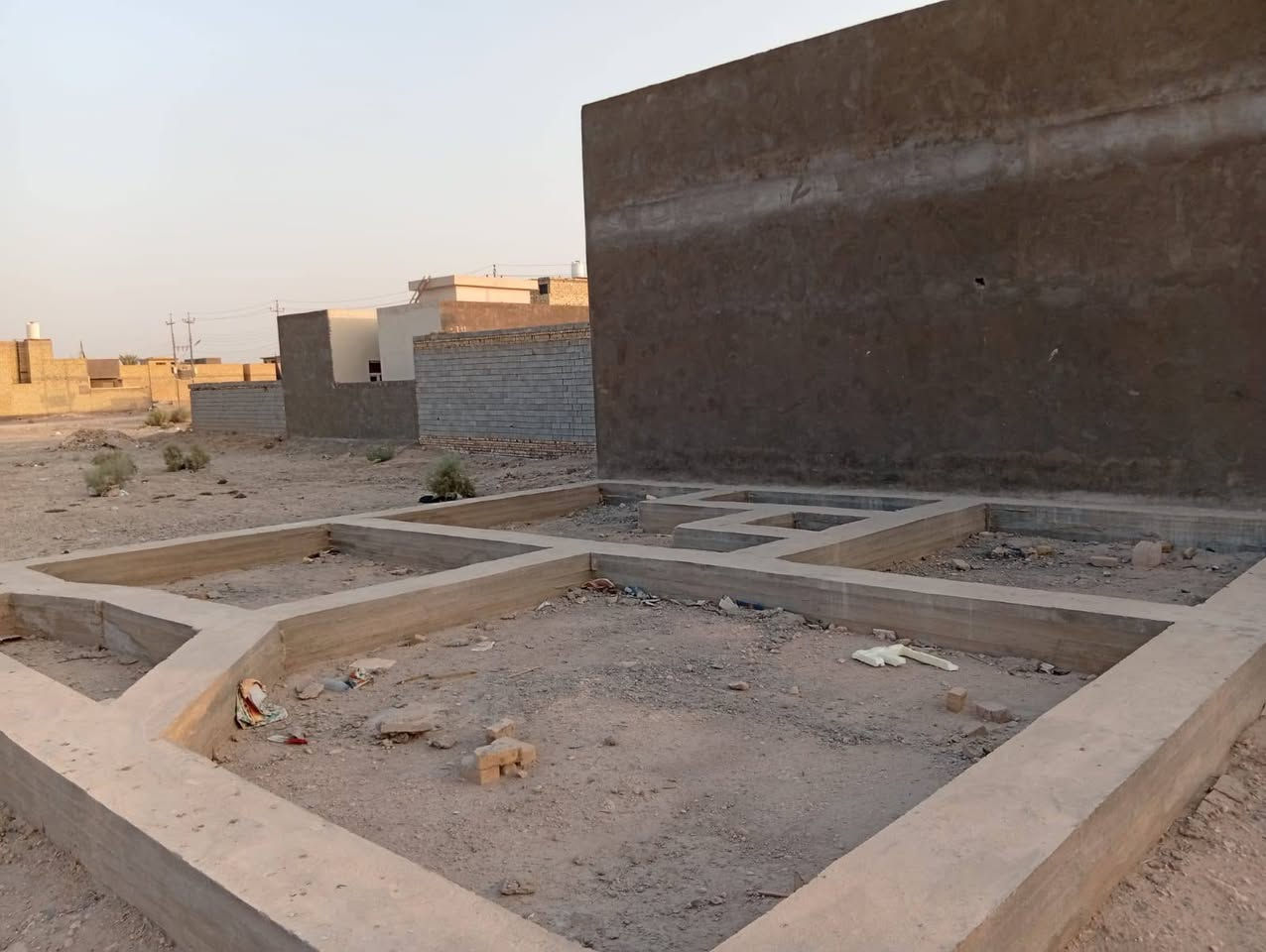 بتلو صب كونكريت مسلح درجه اولى  خريطه حلوة  طابو ٢٥ اسهم العكر الغربي خلف مدرسة الانسام المساحه ١٠٠ ١٠*١٠ ثاني قطعه عن شارع المدرسة الرئيسي شارع عشرة امتار والمجاري تبعد عنها ٣٠ مترة والكهرباء واصلة والماء واصل جاهزة للبناء والسكن السعر ٣٠ مليون قابل للتفاوض التواصل على الرقم *********** حسن ابو مصطفى ناصرية, ذي قار
