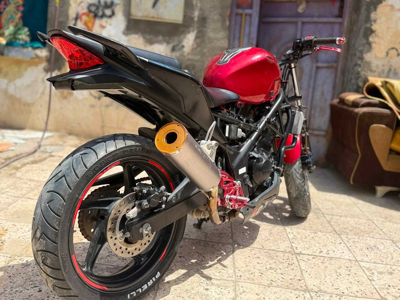 السلام عليكم بطح spr 250 r الدراجة كاملة وخير ومن الله شرط نص نكرة معدل ونهضة ما عوزها برغي كفراتها كامله وكهربائياتها كلها شغاله من الطول للطول وعليها ادامه كامله من فيت بم ونوزل وبلك وماي راديتر ودهن وعليها بعض التزويد من يدات كلج وبريك امامي ودواسات بريك خلفي ويده مال نمر وقفل ستيرن دراجه متعوب عليها بس الله شاهد محتاج واريد ابيعها والمو شراي لا يتعبني رجائن مكانها ناصرية مركز سعرها 1250 رقمي *********** واذا اكو مراوس بسعر اقل ميخالف
