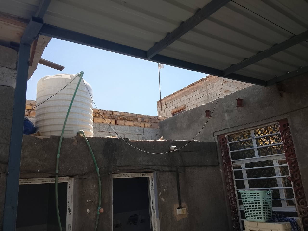 السلام عليكم بيت للبيع المساحه 200 م فول البيت الأساس طابوك البناء بلوك العكادة طابوك نهروان غرفتين وصاله ومطبخ واستقبال وحمامات وساحه بيت وحديقة مسيجة ومحل كامل مكاشيف اثنين مكاني الكوفه شارع المعمل خلف اسواق حسين رماحي بشارع المحولة قرب ابو ثامر المختار يم جامع الامام المهدي ع سعر البيت 45 وبي مجال وهاذة رقمي للتواصل ***********
