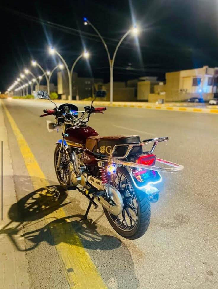 السلام عليكم عندي دراجة سيفان للبيع كفاله عامه بشرط تفحص وتاخذ.  سعر 650 وبي مجال بيع سريع عندي ضرف 
للتواصل ع رقم ‭***********‬
