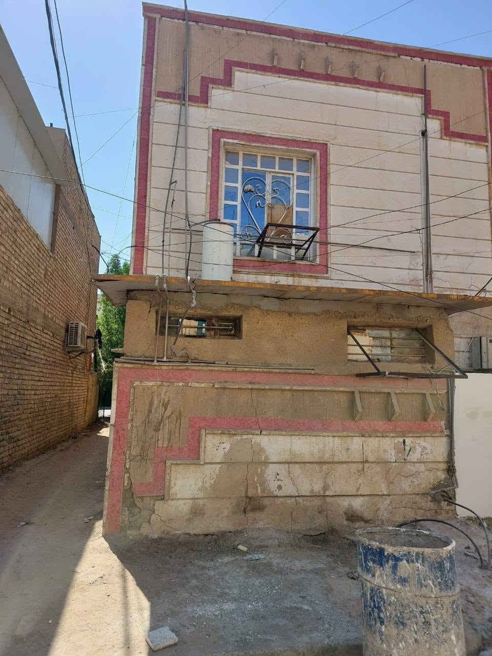 السلام عليكم
دار للايجار موقع مميز مقابل مدرسة الشروق يطل على ثلاث شوارع مساحه 75متر طابقين الأول استقبال وحولي ومطبخ وخدمات والثاني غرفتين نوم وسطح
للاستفسار الاتصال على *********** و ***********
بدون دلال
غير متواجد على الفيس
