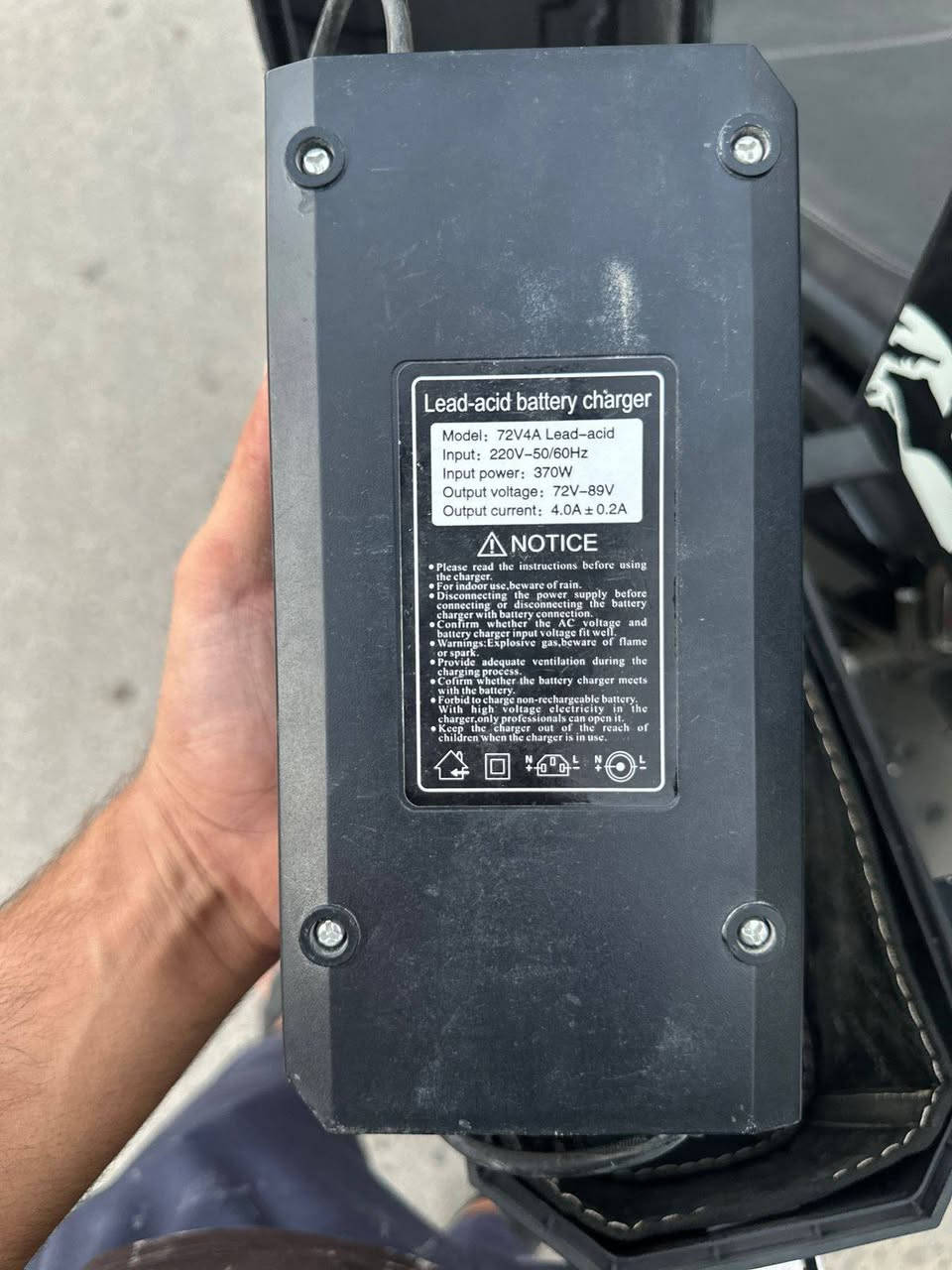 السلام عليكم
دراجه شحن اباچي للبيع 
لون أسود 
بطاريات مسطره عدد 6
ملف 3000 نحاس
اضواء Led عالي ناصي 
4 نمر سرعه 90 
تايرات جبليه حجم 16
بريك امامي خلفي هايدروليك
الدراجه جديده صارلها شهر 
السعر 1250 
الهاتف ***********
