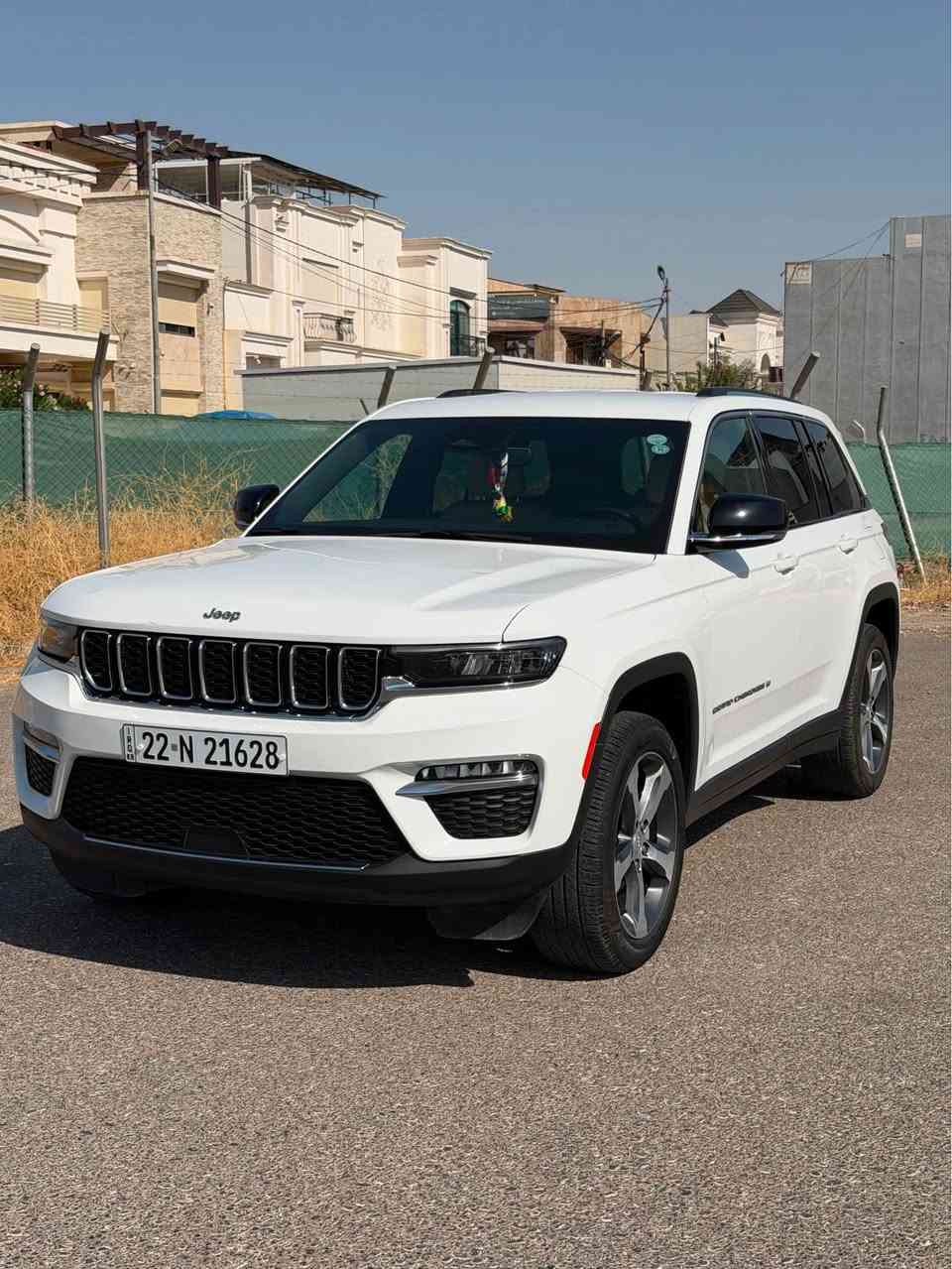 * محرك 3.6 V6 بقوة 293 حصان.
* شاشة Uconnect 5 قياس 10.1 إنش مع ملاحة.
* شاشة عدادات رقمية 10.25 إنش.
* مقاعد Capri Leather مع تدفئة.
* دبل Quadra-Trac I وSe​​lec-Terrain في نسخة 4×4.
* Adaptive Cruise Control مع Stop & Go.
* تحذير النقطة العمياء + مراقبة حركة المرور الخلفية.
* تحذير التصادم الأمامي والفرملة التلقائية.
* مساعد المحافظة على المسار.
* كاميرا خلفية وحساسات ParkSense.
* تشغيل عن بُعد.
* باب خلفي كهربائي.
* Apple CarPlay وAndroid Auto لاسلكي.
* جنوط 20 إنش في بعض مواصفات Limited.
.
* المقاعد الأماميةالمهوّاة متوفرة ضمن حزمة Luxury Tech II، وليست بالضرورة قياسية في كل Limited.
***********
جام اسود 80%
مسافة المقطوع ٧٩mil أربيل, العراق
