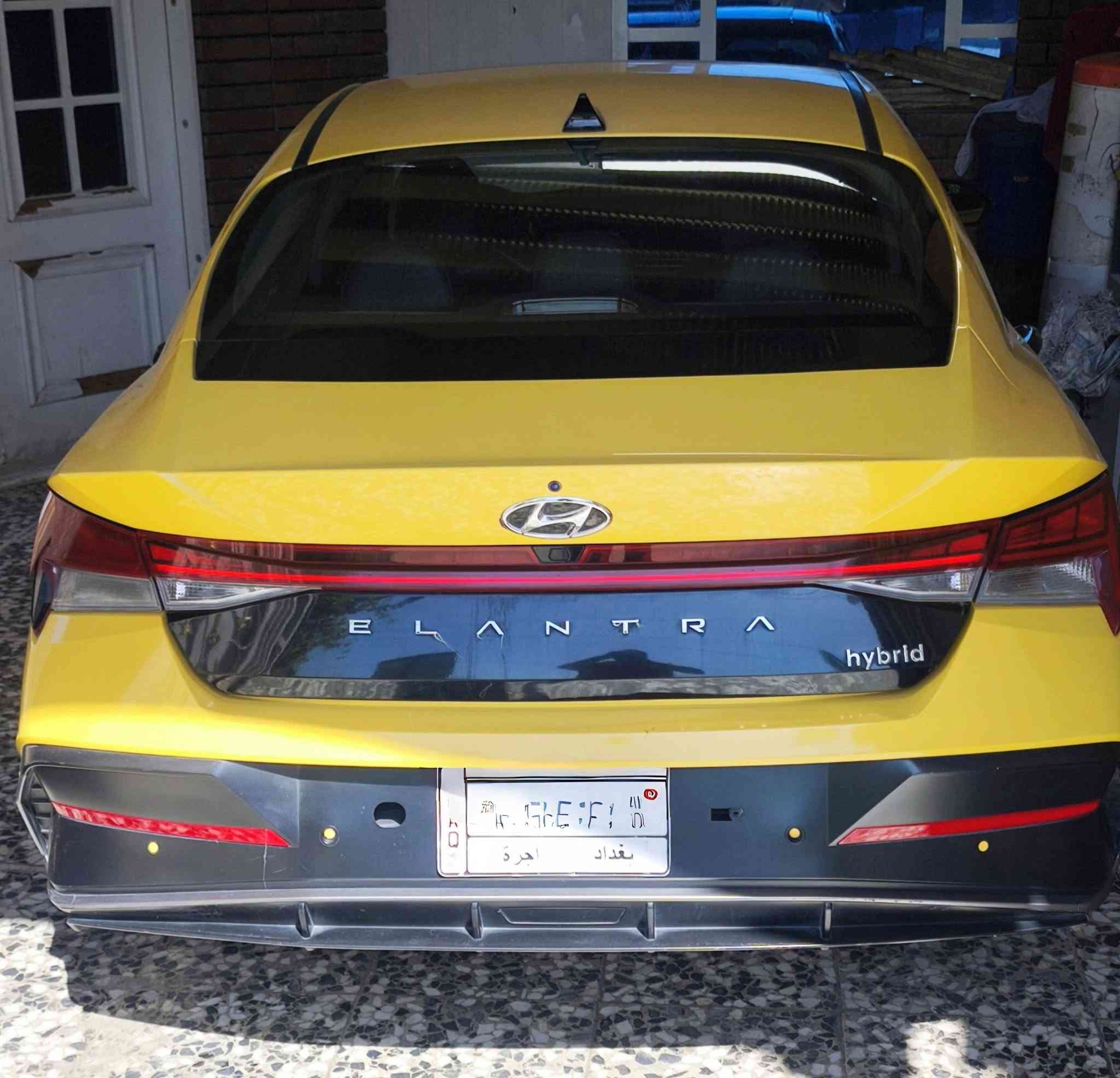 للبيع: هيونداي النترا 2023 هايبرد (Limited - أعلى مواصفات)
🚗 الموديل: 2023
🚕 الرقم: أجرة / تكسي ( باسمي تحويل بنفس اليوم)
🇺🇸 المصدر: وارد أمريكي
🛣️ المسافة المقطوعة: 118,438 ميل
💥 حالة البدي: الحادث موضح بالصور المرفقة في المنشور
💰 السعر المطلوب: 135 ورقة (13,500$)
✨ أبرز مواصفات فئة اللمتد (Limited):
 * المحرك والأداء: محرك 1.6L هايبرد اقتصادي جداً وممتاز للاستخدام والعمل.
 * المقصورة والراحة: مقاعد جلد فاخرة، فتحة سقف، كوشن سائق كهرباء مع ذاكرة خزن (Memory Seat)، تبريد وتدفئة مقاعد أمامي.
 * الشاشات والنظام الصوتي: شاشة عرض كبيرة 10.25 إنش + عدادات ديجيتال بالكامل + نظام صوتي فاخر من Bose + شاحن لاسلكي.
 * السلامة والقيادة الذاتية: رادار أمامي، نظام الحفاظ على المسار، كاشف النقطة السوداء (Blind Spot)، حساسات وكاميرا خلفية.
 * الخارجية: إضاءة FULL LED بالكامل، ويل كورم قياس 17 إنش الخاص بفئة اللمتد.
📲 للتواصل والاستفسار (واتساب):
***********

