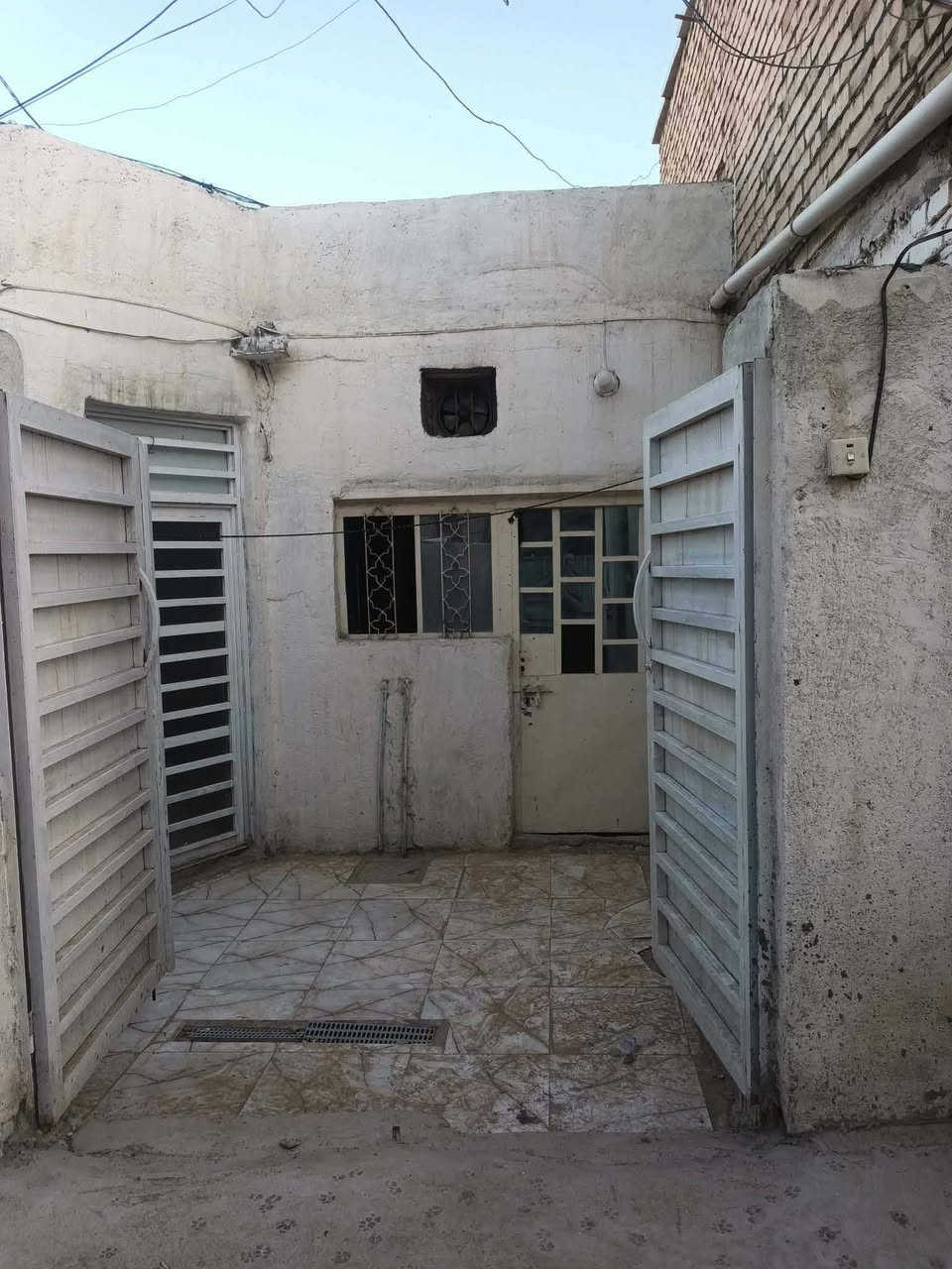 السلام عليكم بيت ٨٠ متر للبيع غرفة نوم جبيرة وسويت داخلي منور جانبي  سندوج وهول ومطبخ عكادة وصحيات خارجي وطرمة البيت ارضية سيراميك نضيفة جدا يرادلة صبغ بسيط خدمات كاملة كهربائياتة كاملة مي ومجاري وتبليط بستان الجمعية خلف مدرسة البشير للراغب التواصل على الرقم عالفيس ما متواجد ***********
