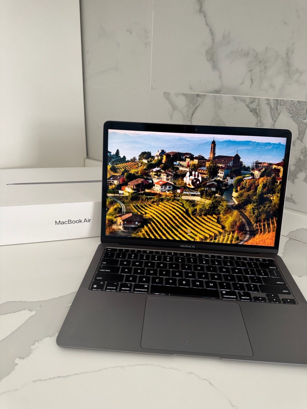 لابتوب جديد استخدام قليل 
مواصفات 
MacBook Air M1

* حجم الشاشة: 13.3 إنش
* الرام: 8GB
* التخزين: 256GB SSD
* الموديل: 
MacBook Air 13-inch (M1)
***********