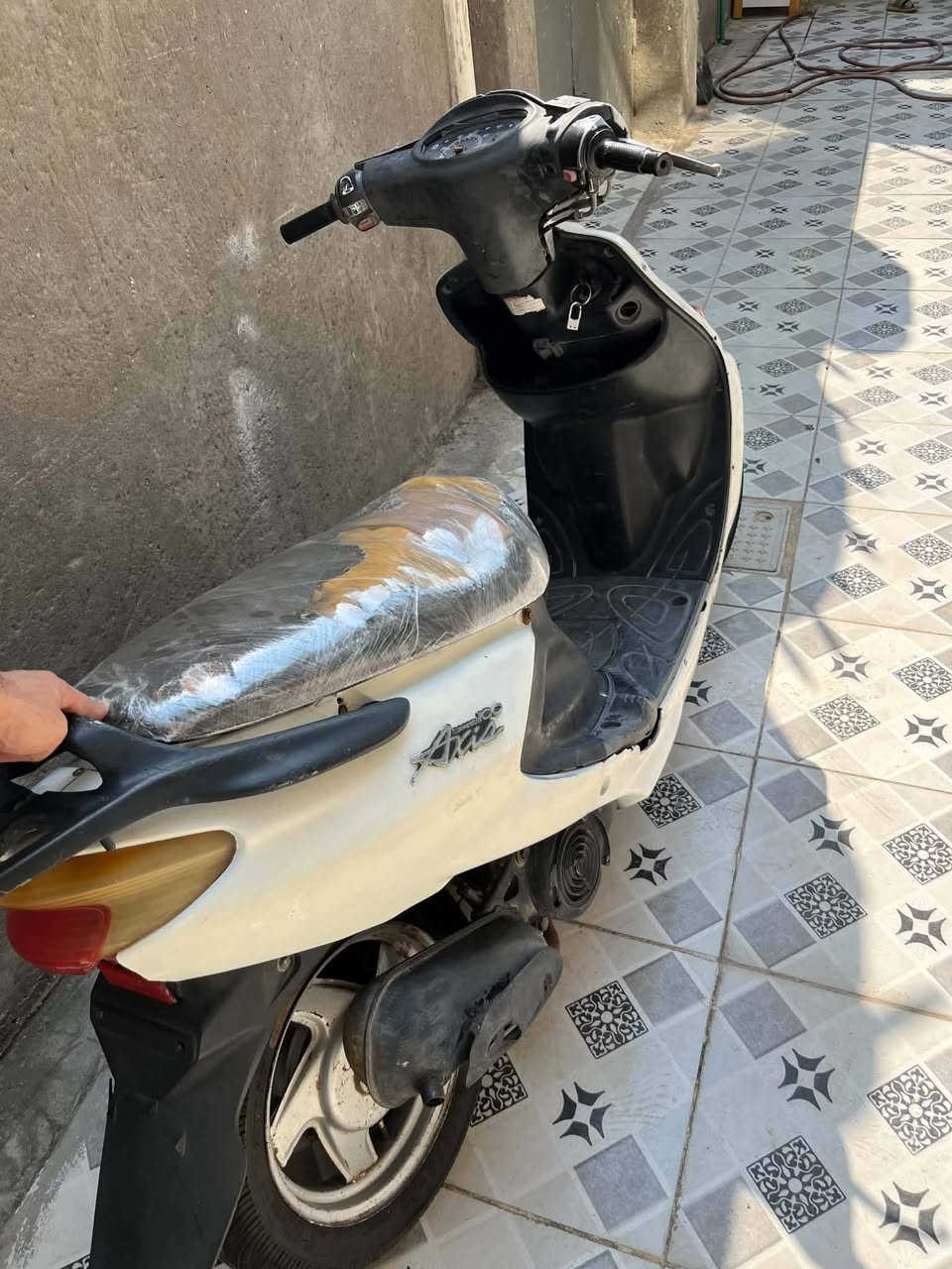 السلام عليكم دراجه دولفين للبيع
مفتوحه مره وحده نضيفه مكينه ناعمه
كهرباياته شغاله سعر ٣٠٠ وبيه مجال بسيط 
***********
