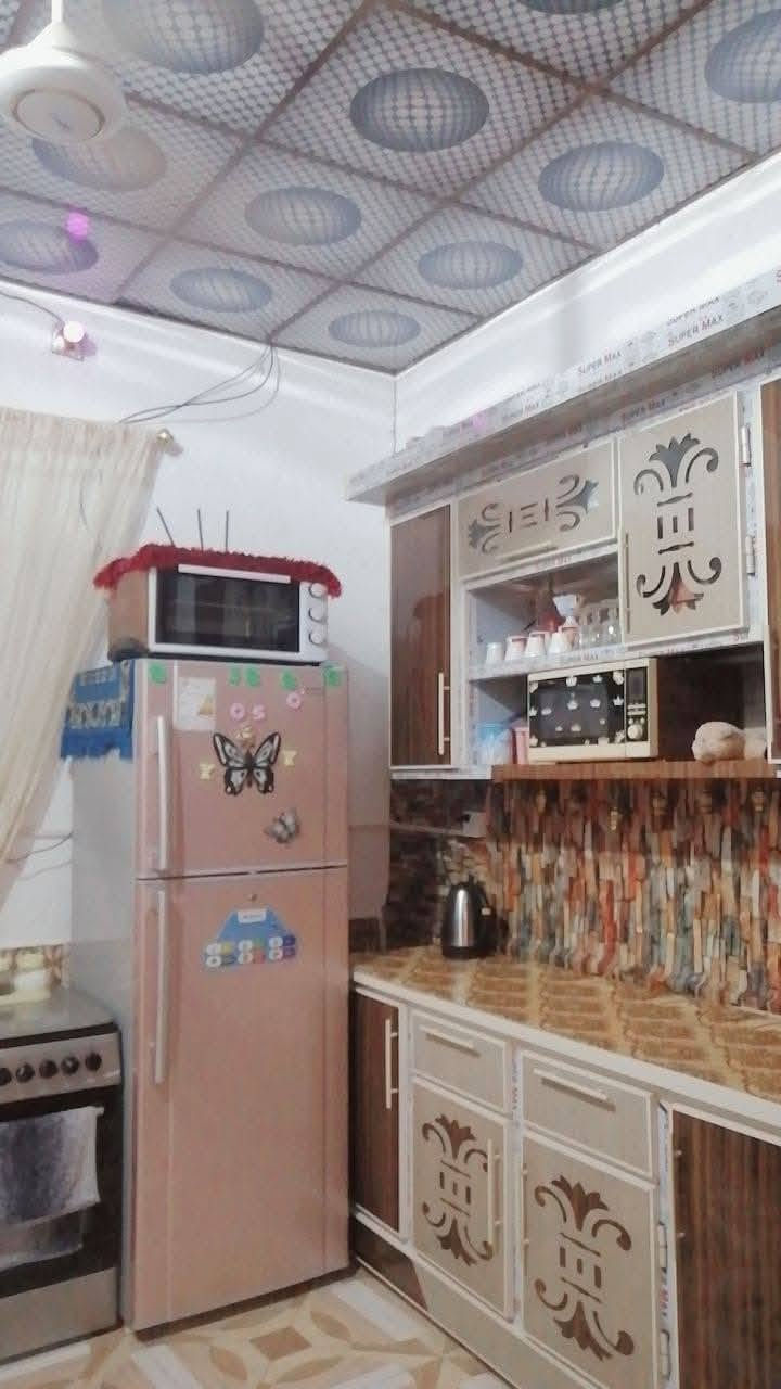 سلام عليكم
بيت تجاوز للبيع بالقبله حي جامعة قرب جامع المصطفى 
البيت عكاده بي غرفه وهول ومطبخ وحمام وطارمه
ارضيه سيراميك سقف ثانوي البيت حلوو ونظيف 
السعر 15 وبي مجال *********** واتساب
