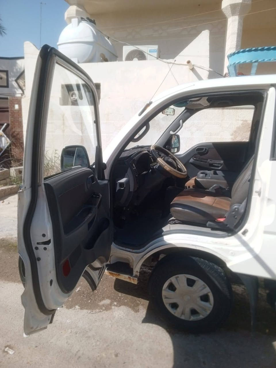 السلام عليكم كيا عموشا 2700 بغداد رقم انكليزي  بسمي السياره كير محرك اكسل شاصي تخم تاير امامي خلفي كله جديد تبريد كله فول ومكفول فقط باب السايق مصبوغ بدون ضربه اثر جراد مكاني بغداد ابو غريب للاستفسار الاتصال على الرقم *********** غير متواجد عل فيس
