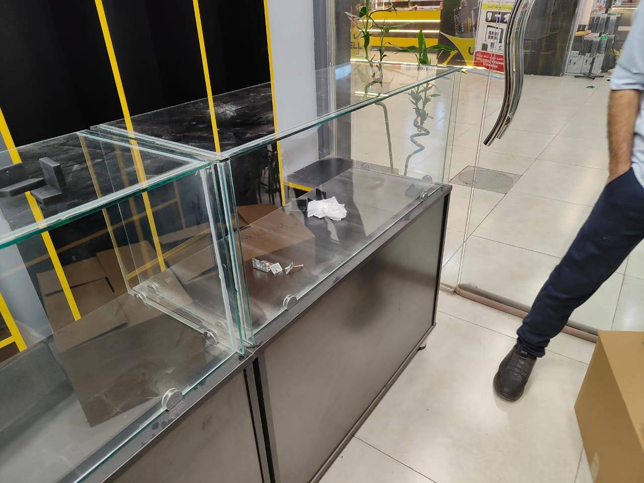 سلامٌ عليكم
ميز مكتبي وعارضات MDF ثقيل مستعمل للبيع

رايدهن بسعر 600 الف

قياسات الميز

 سطح الميز ارتفاعه 75 واعلى ارتفاع متر والعرض 1.20 متر والعمق 60

قياسات العارضات

 ارتفاعه لنهاية الجامة متر و12 والعرض متر من الداخل مقسوم برف الى نصفين عددهن 3 قطع

للتواصل على الخاص او على الرقم

***********

عنواني بغداد/ طي
