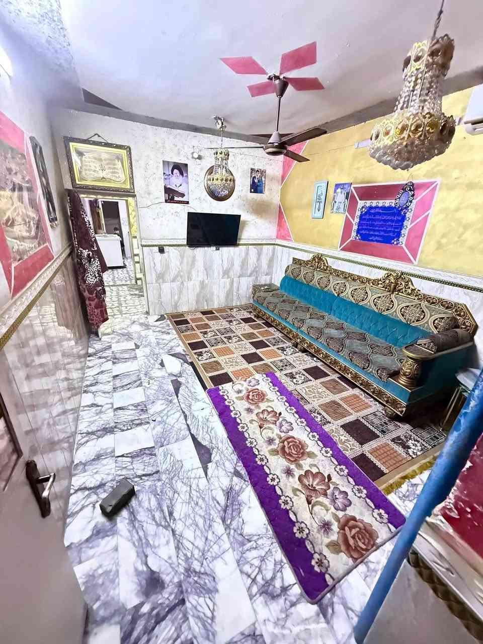 بيت مساحة 144 متر طابق ونص
3 غرف
استقبال
صالة 
حمام غربي وشرقي
إضافة مخزن 
مدينة الصدر قطاع 32 أول فرع ع شارع جوادر 
قريب ع سوق مستشفى مطاعم 
الاستفسار :*********** رقم مسجل واتساب
