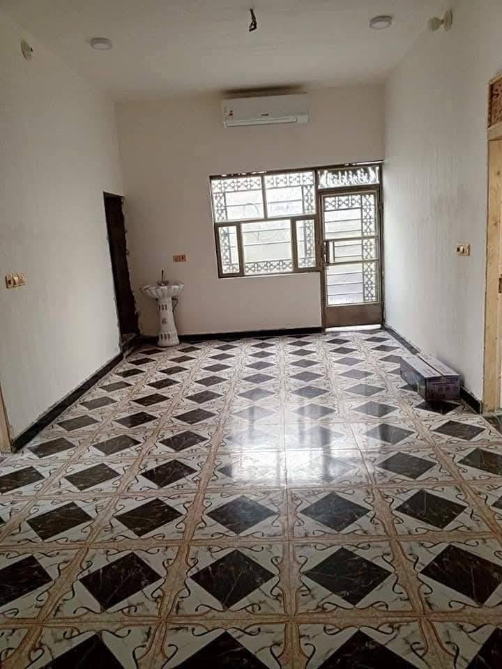 بيت زراعي سند ٢٥ مساحه ٢٥٠ متكون من غرفتين نوم وصاله وبراني ومطبخ وحمام وصحيات وطارمه ومناورعدد٢ الارضيه سيراميك والبناء بلوك والسكف عكاده العنوان عفج نهاية لعيبي بظهر علي فاظل مرحب الرقم ***********السعر٣٥بي مجال
